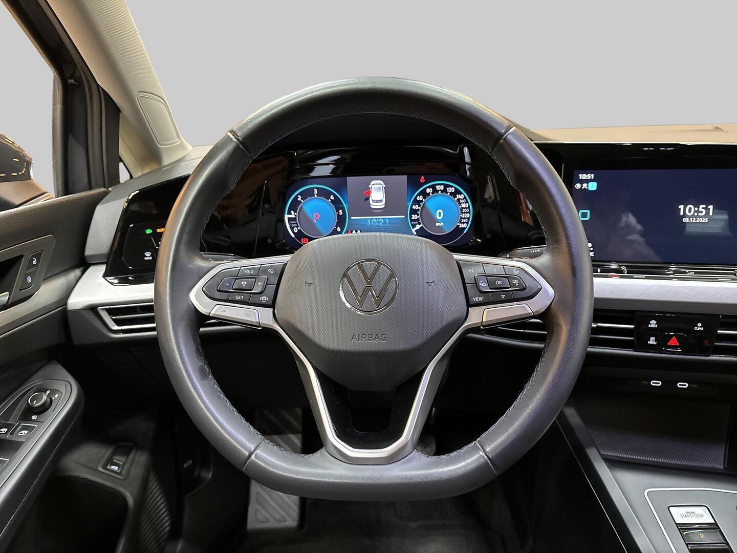 VOLKSWAGEN Golf 2024