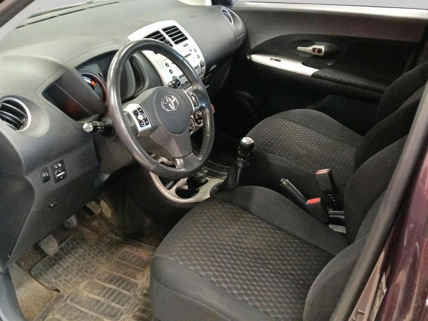 TOYOTA Urban Cruiser 2011