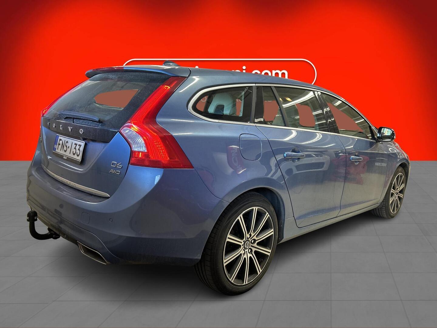 VOLVO V60 2015