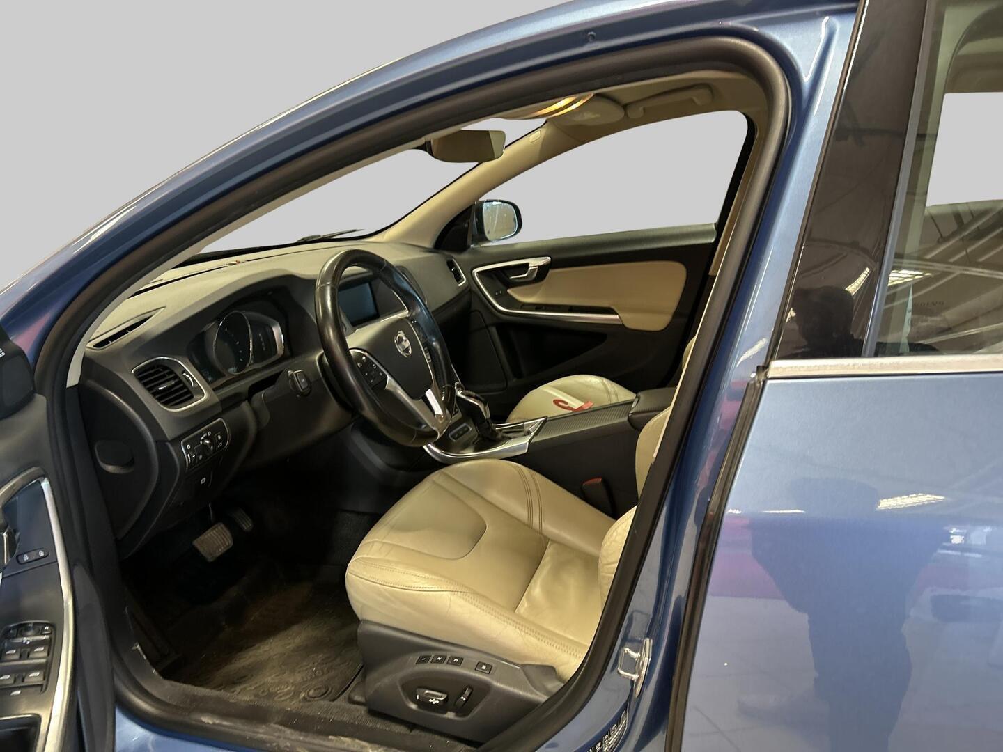 VOLVO V60 2015