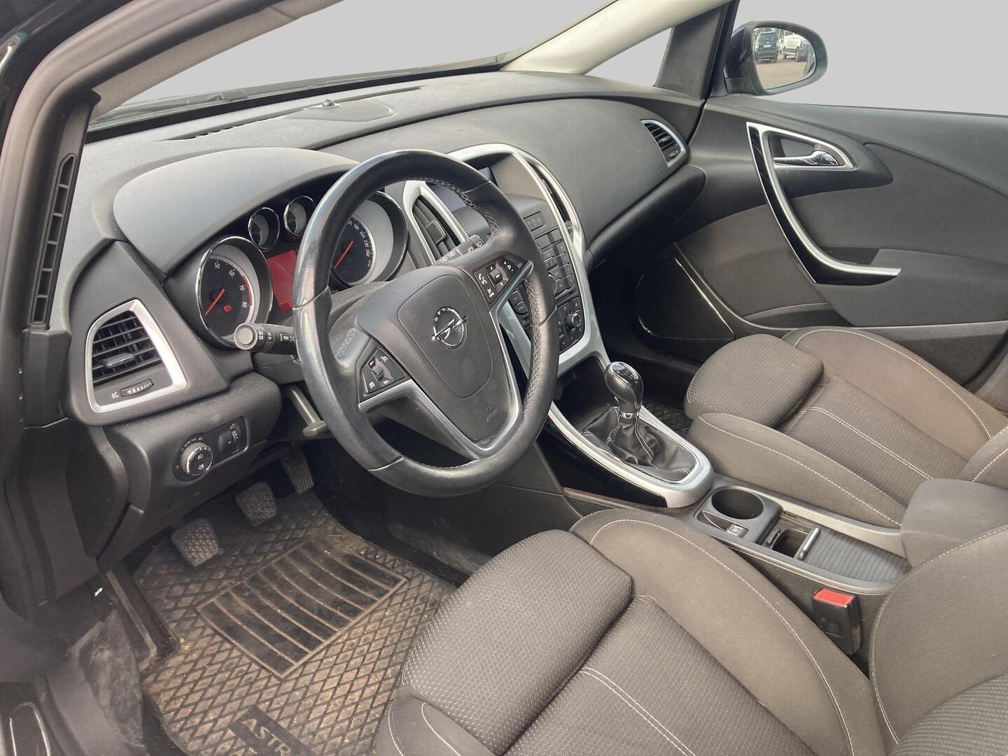 OPEL Astra 2011