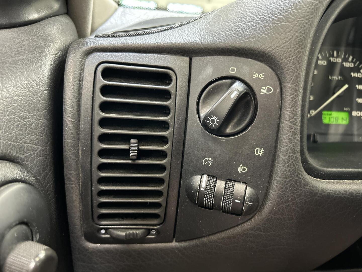 VOLKSWAGEN Polo 1996