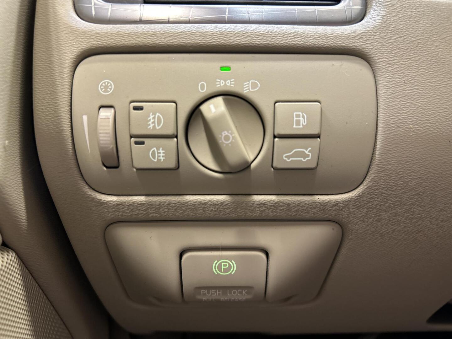 VOLVO XC70 2012