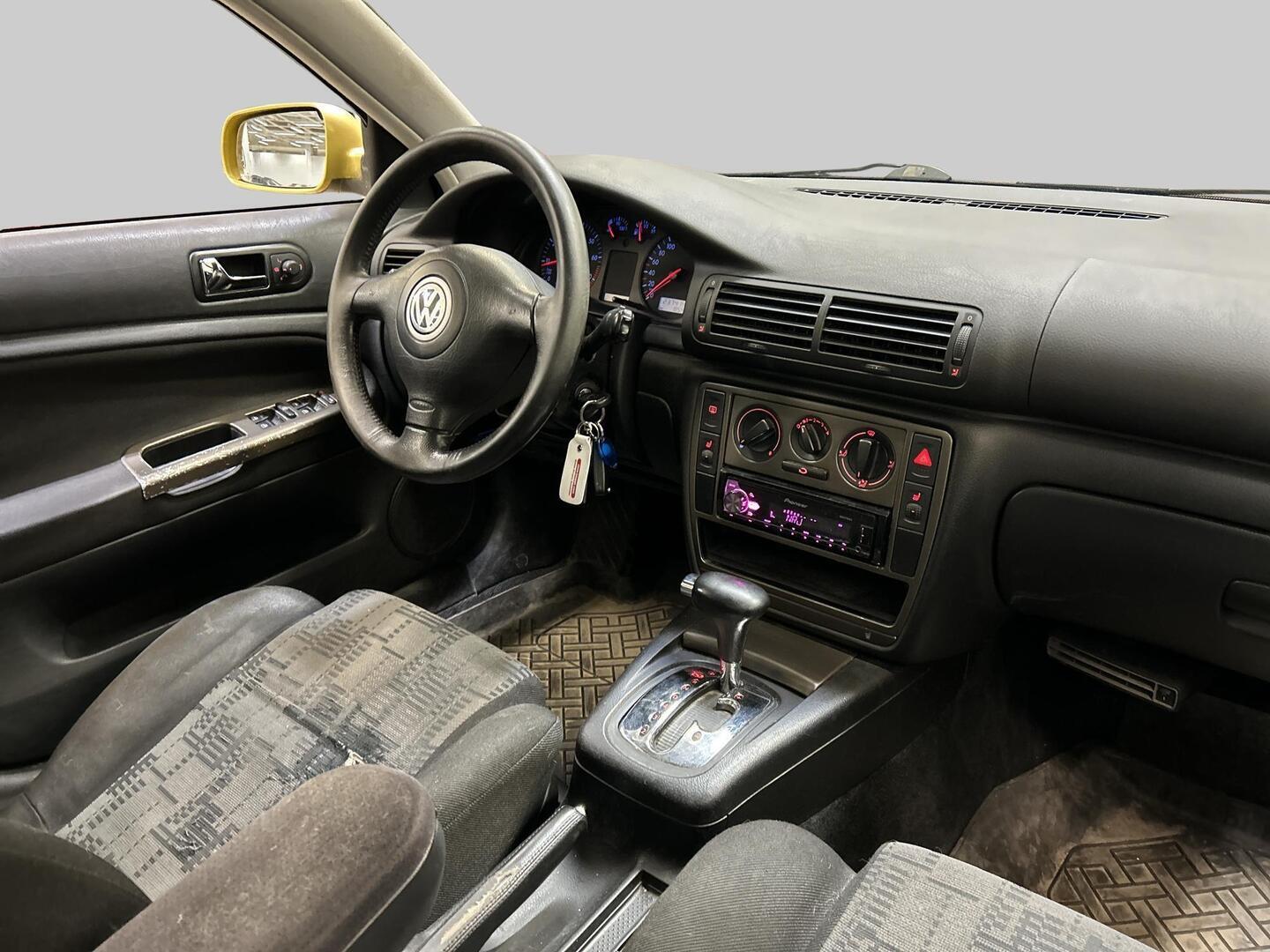 VOLKSWAGEN Passat 1998