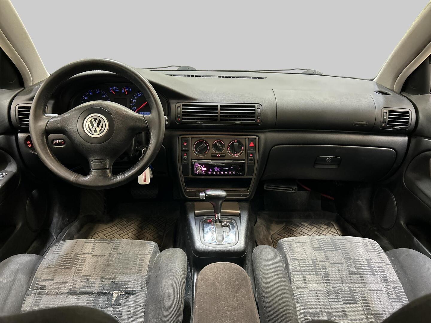 VOLKSWAGEN Passat 1998