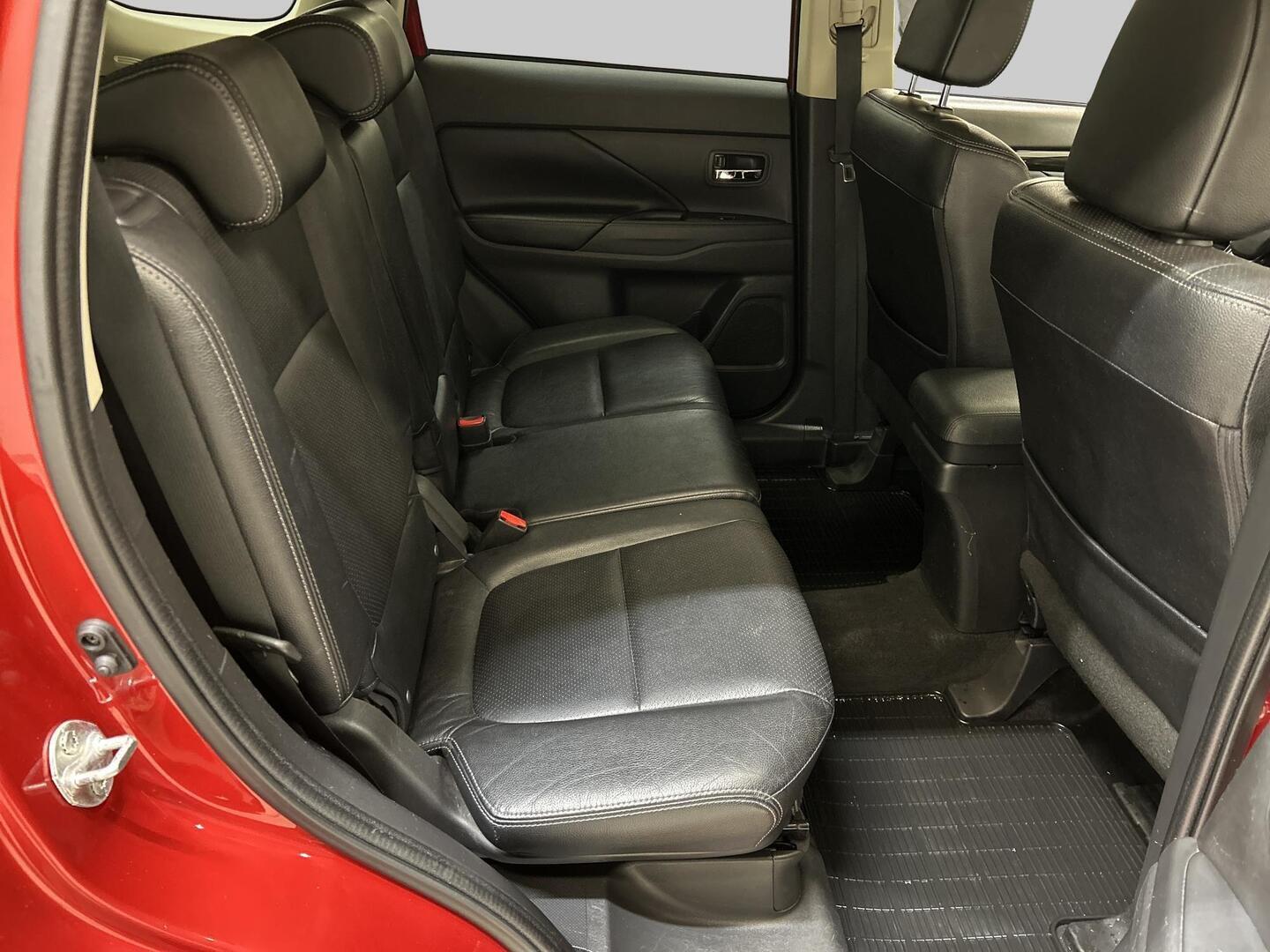 MITSUBISHI Outlander 2016