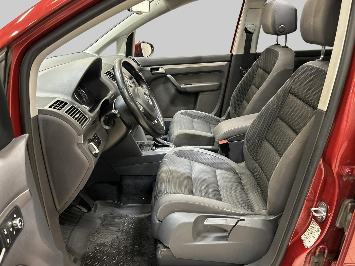 VOLKSWAGEN Touran 2013