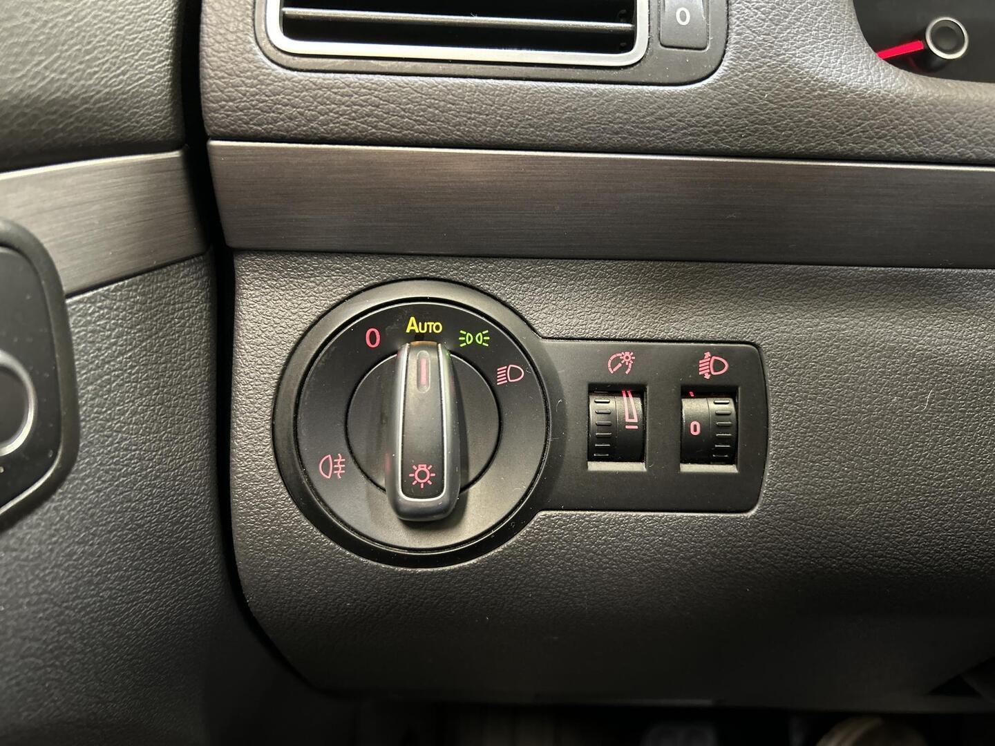 VOLKSWAGEN Touran 2013