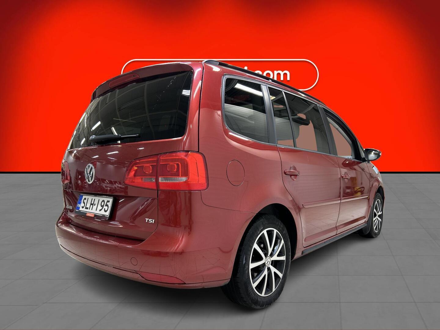 VOLKSWAGEN Touran 2013