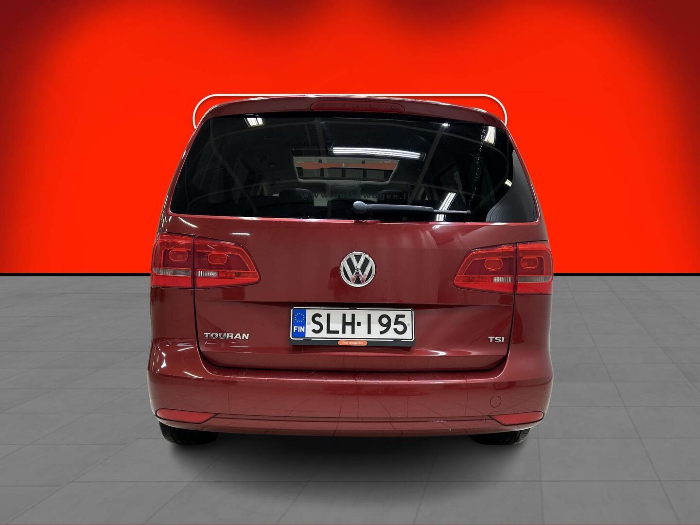VOLKSWAGEN Touran 2013