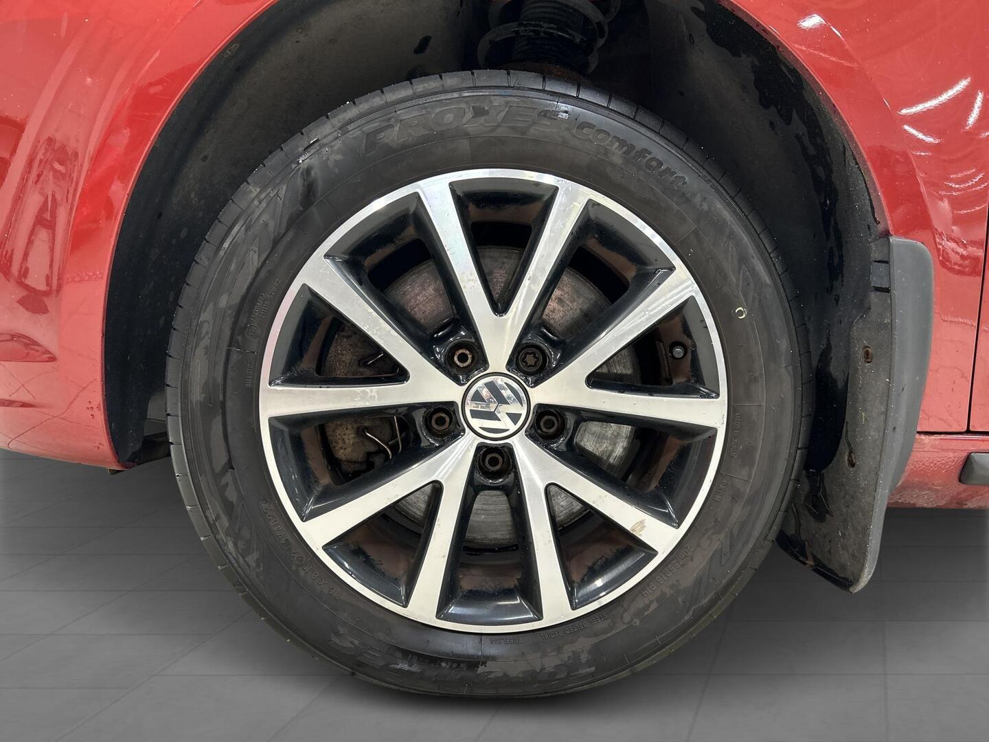 VOLKSWAGEN Touran 2013