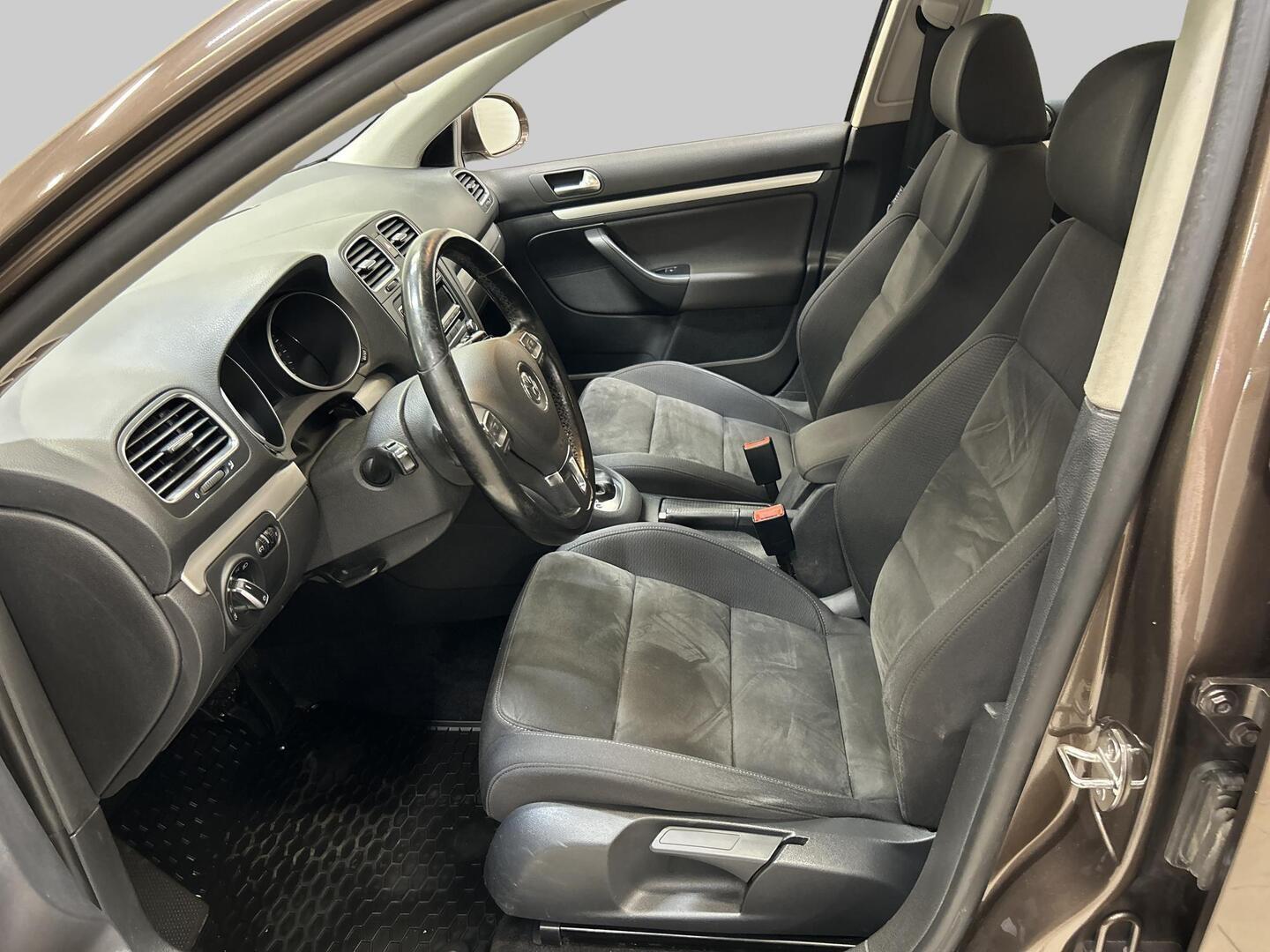 VOLKSWAGEN Golf 2012