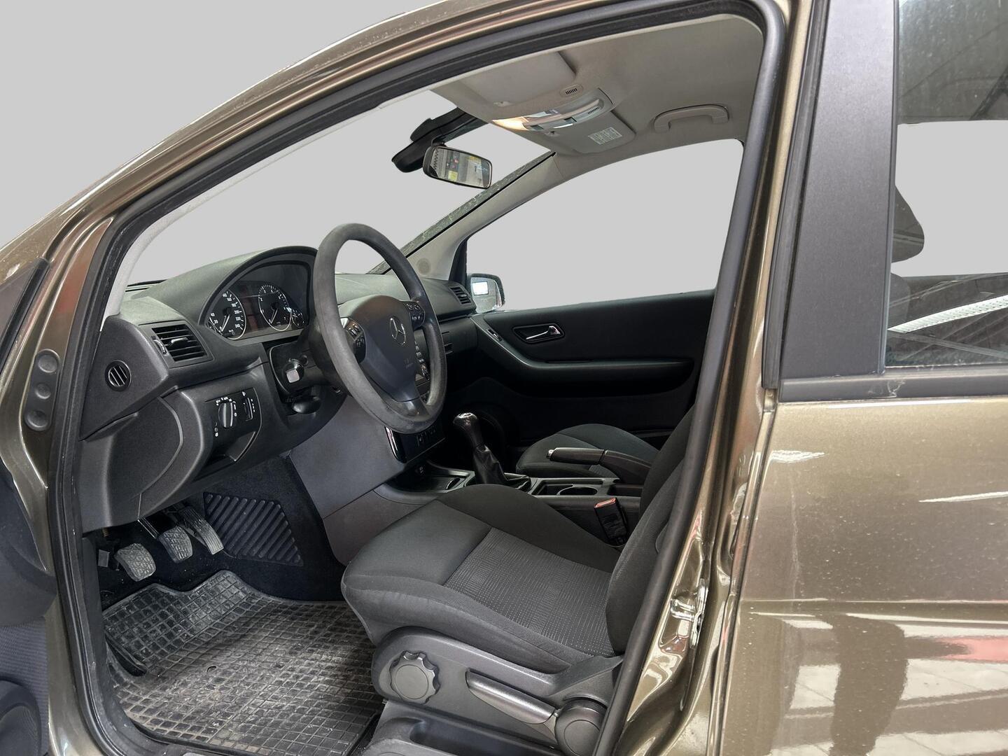 MERCEDES-BENZ A 2010