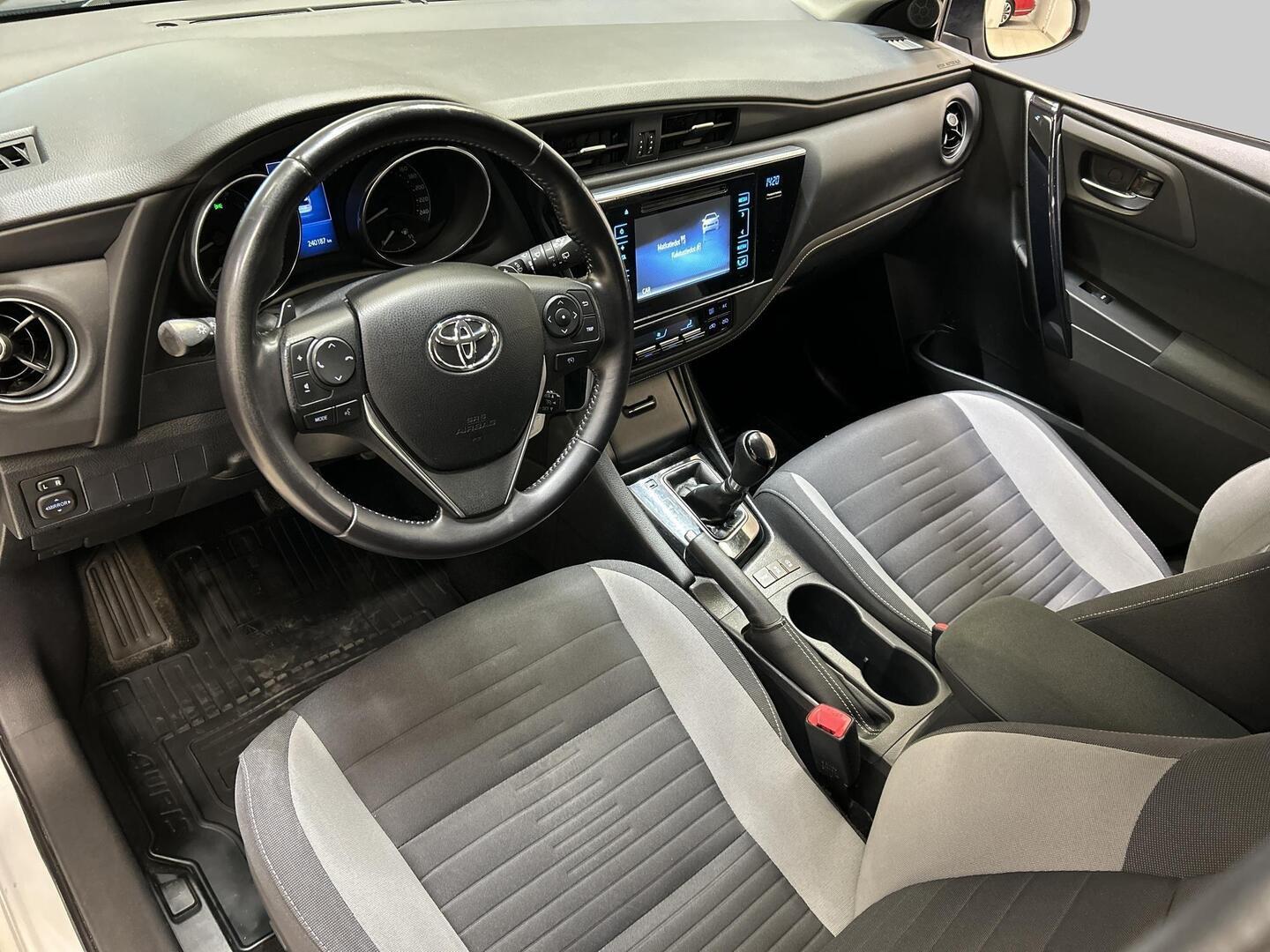 TOYOTA Auris 2015