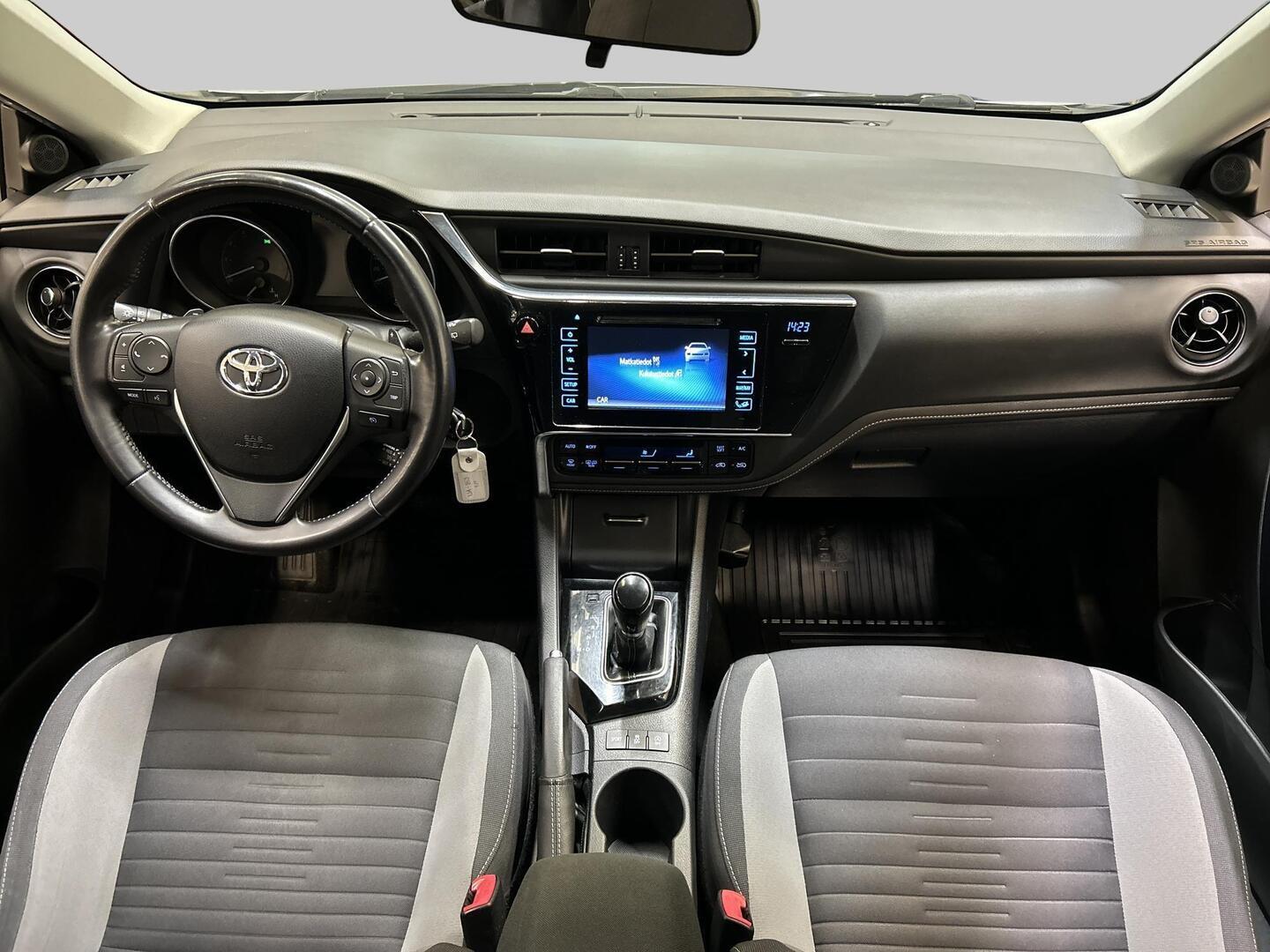 TOYOTA Auris 2015