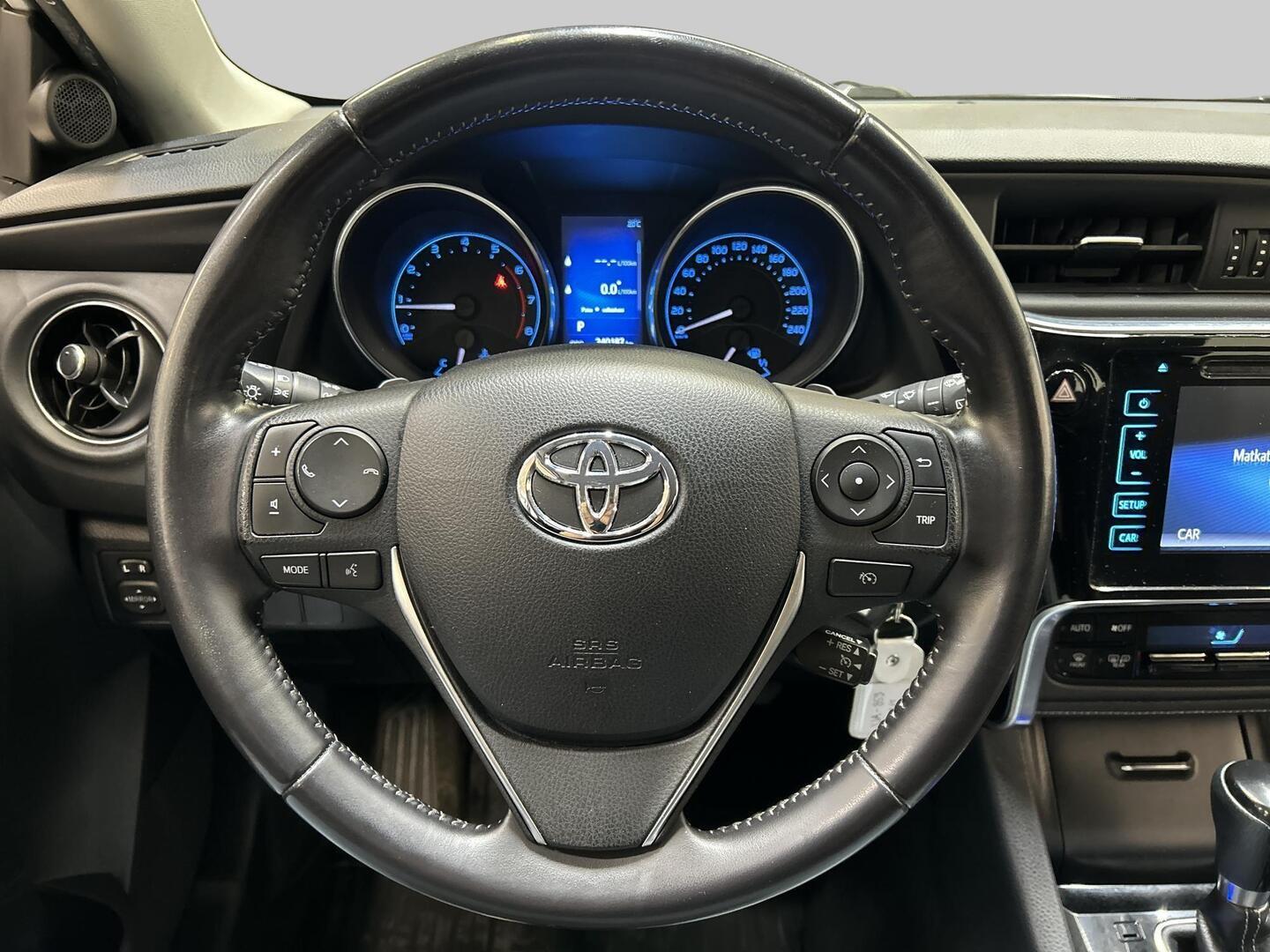 TOYOTA Auris 2015