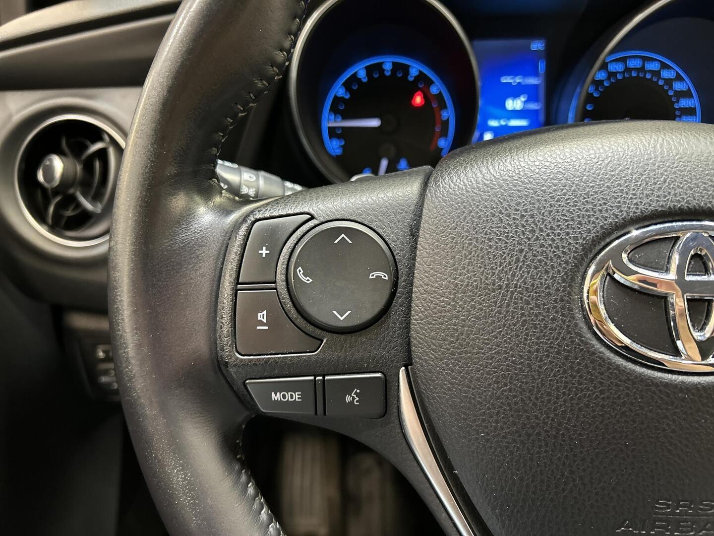 TOYOTA Auris 2015