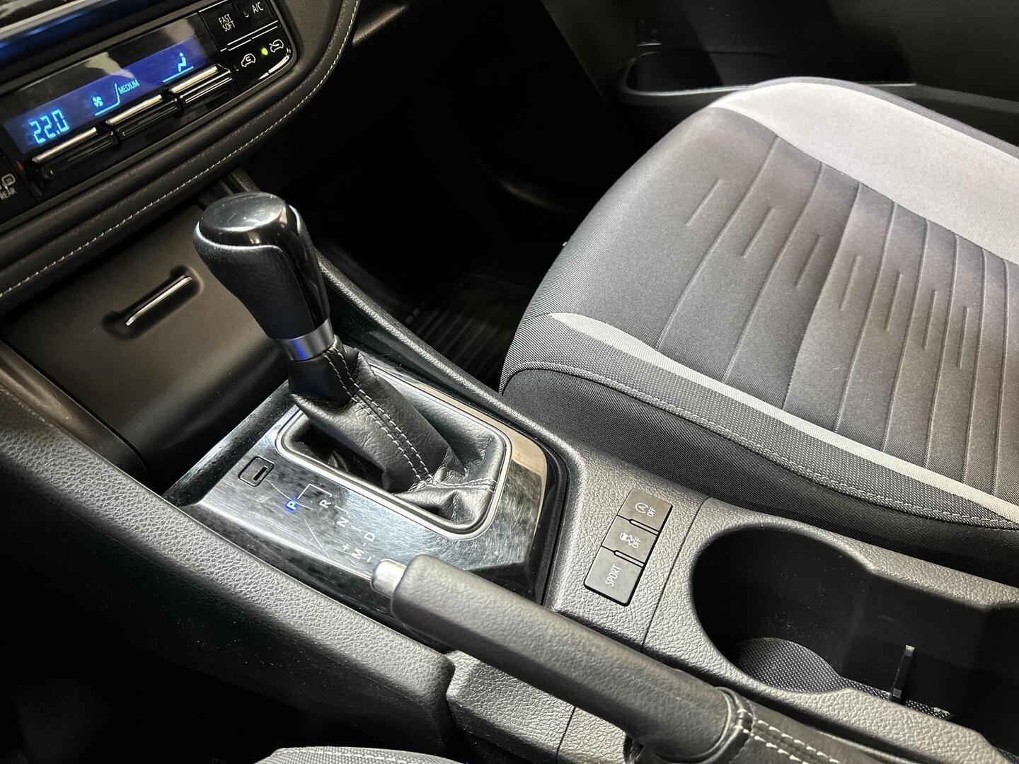 TOYOTA Auris 2015