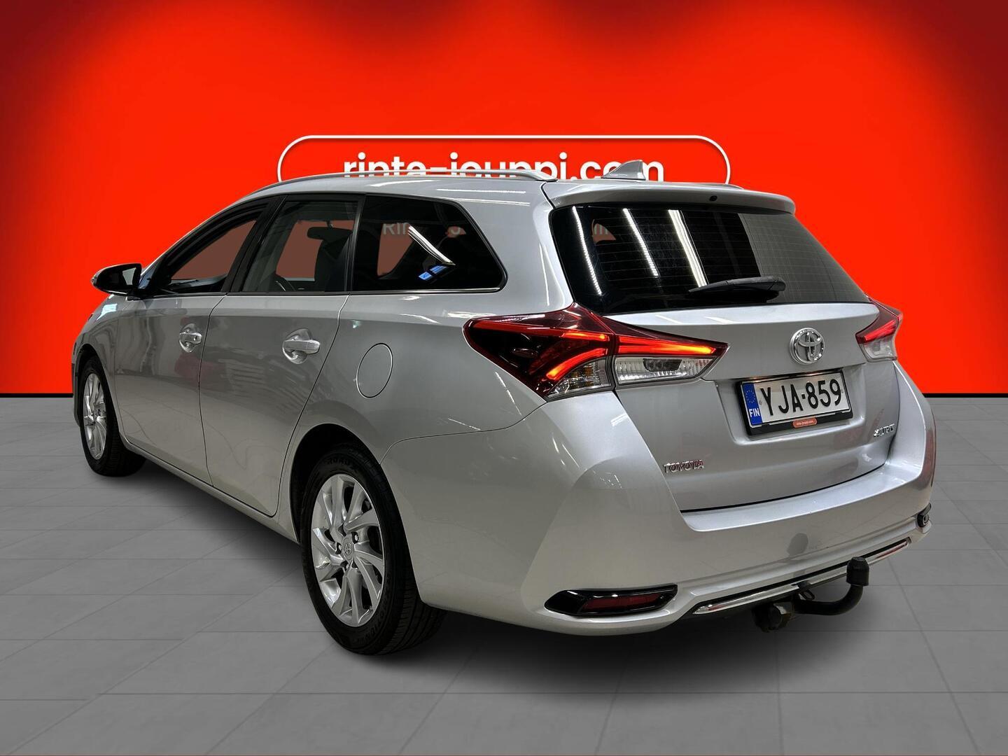 TOYOTA Auris 2015