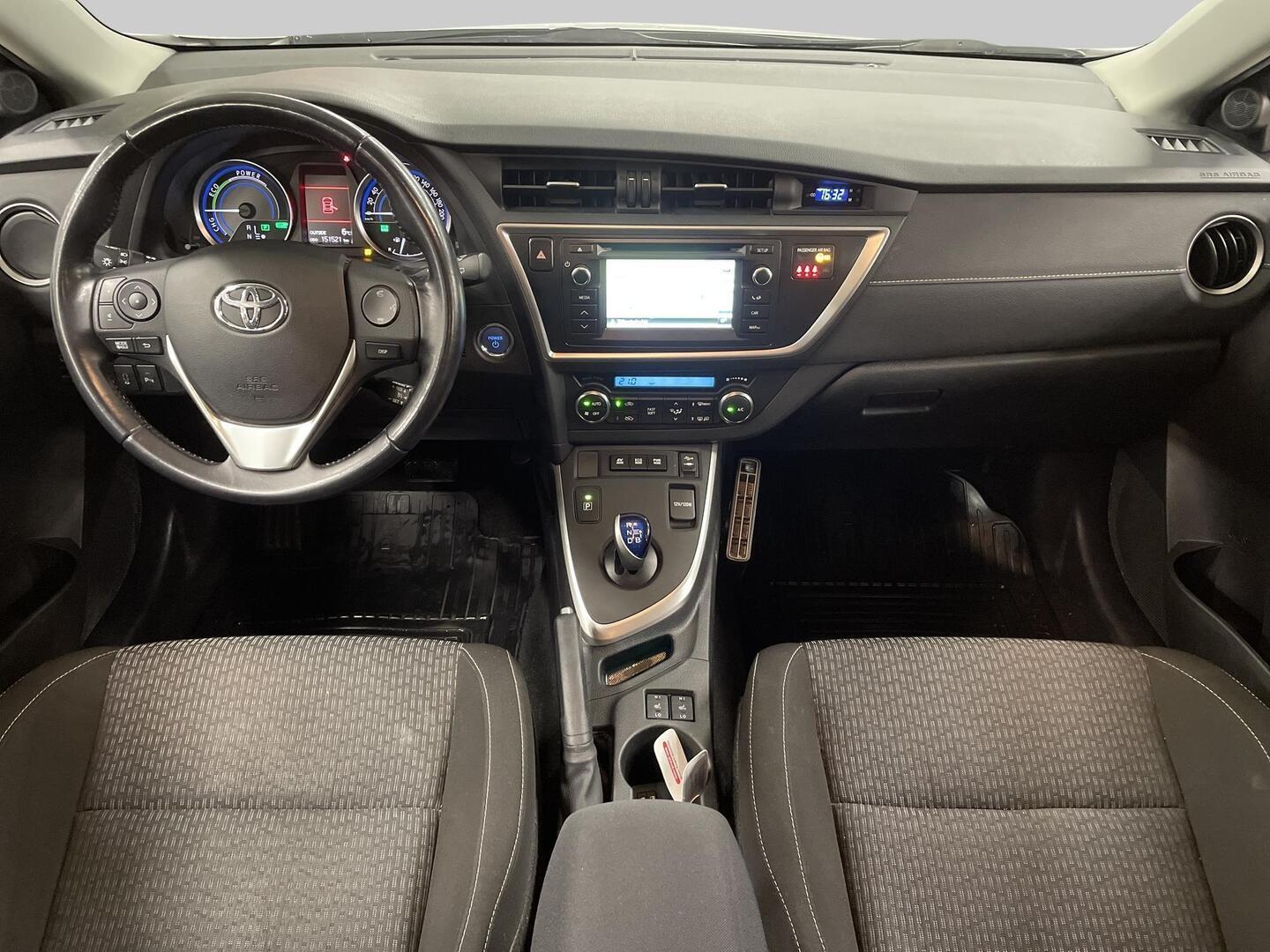 TOYOTA Auris 2015