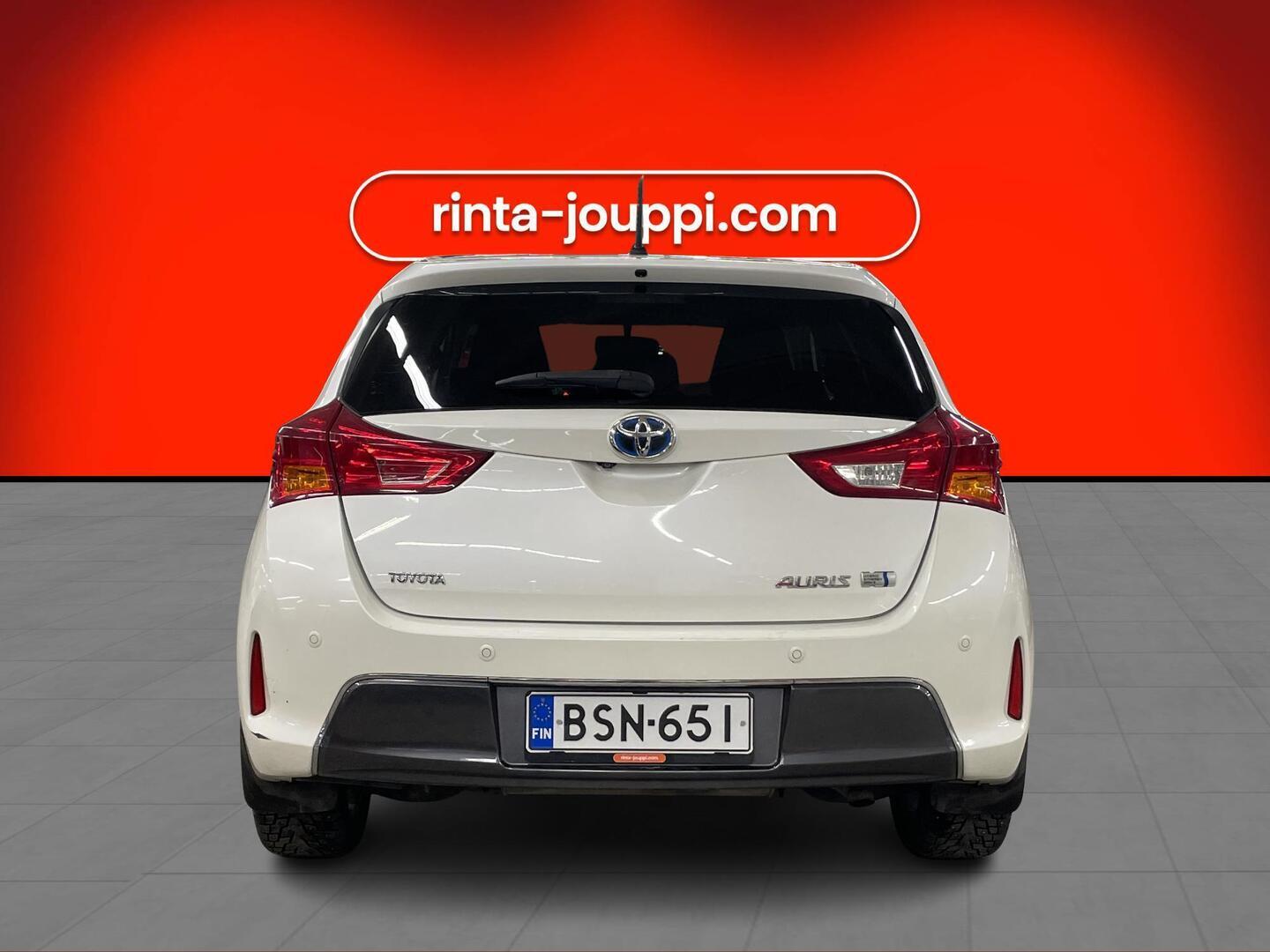 TOYOTA Auris 2015