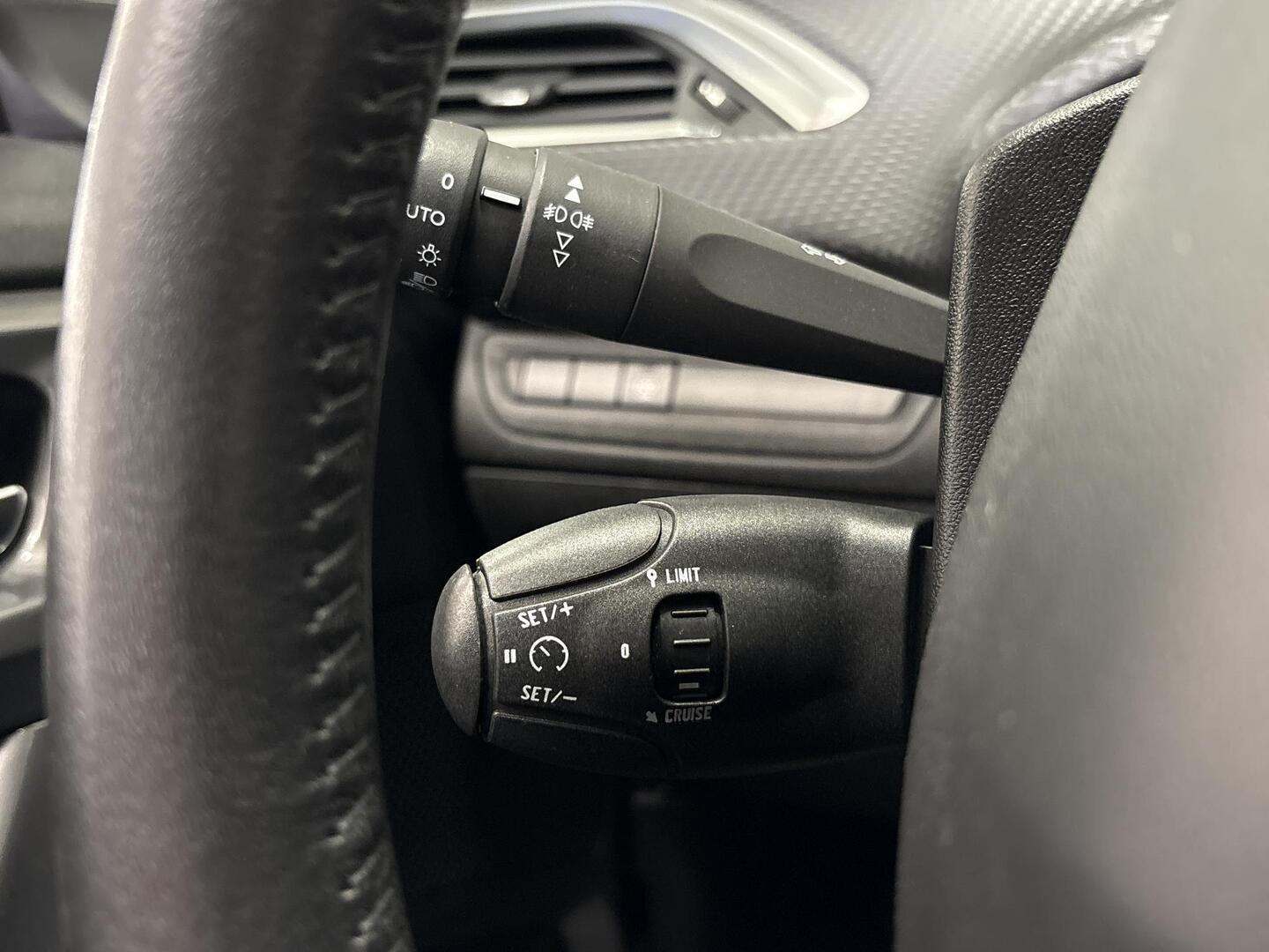 PEUGEOT 2008 2018