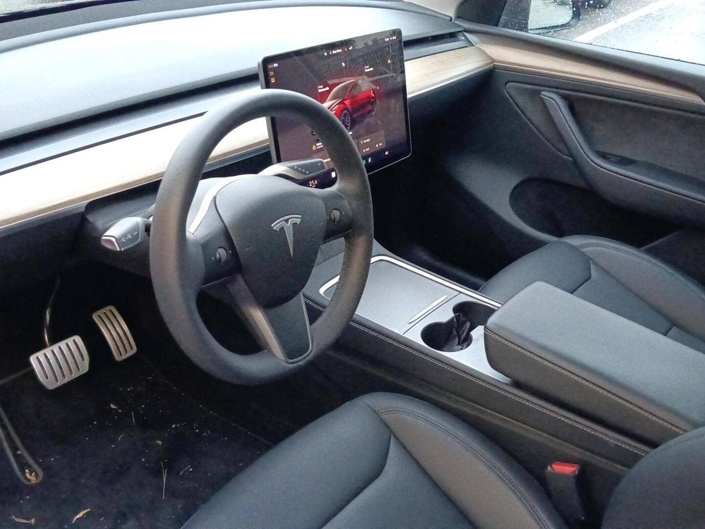 TESLA MODEL Y 2024
