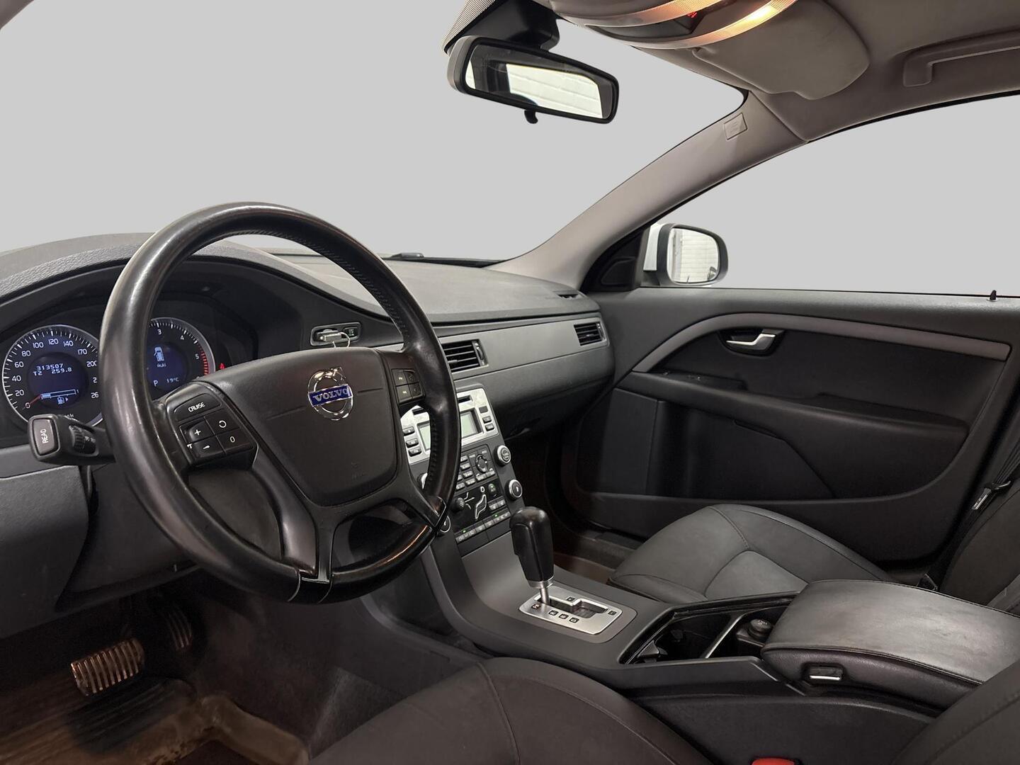 VOLVO V70 2011