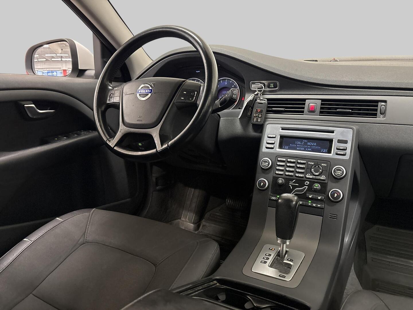 VOLVO V70 2011