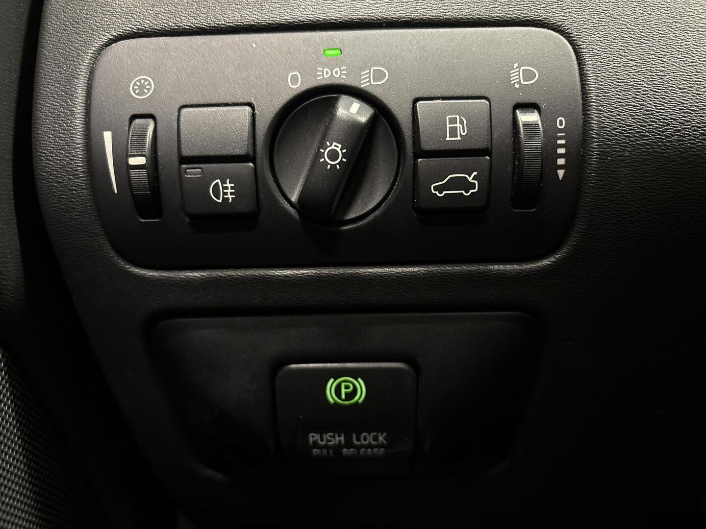 VOLVO V70 2011