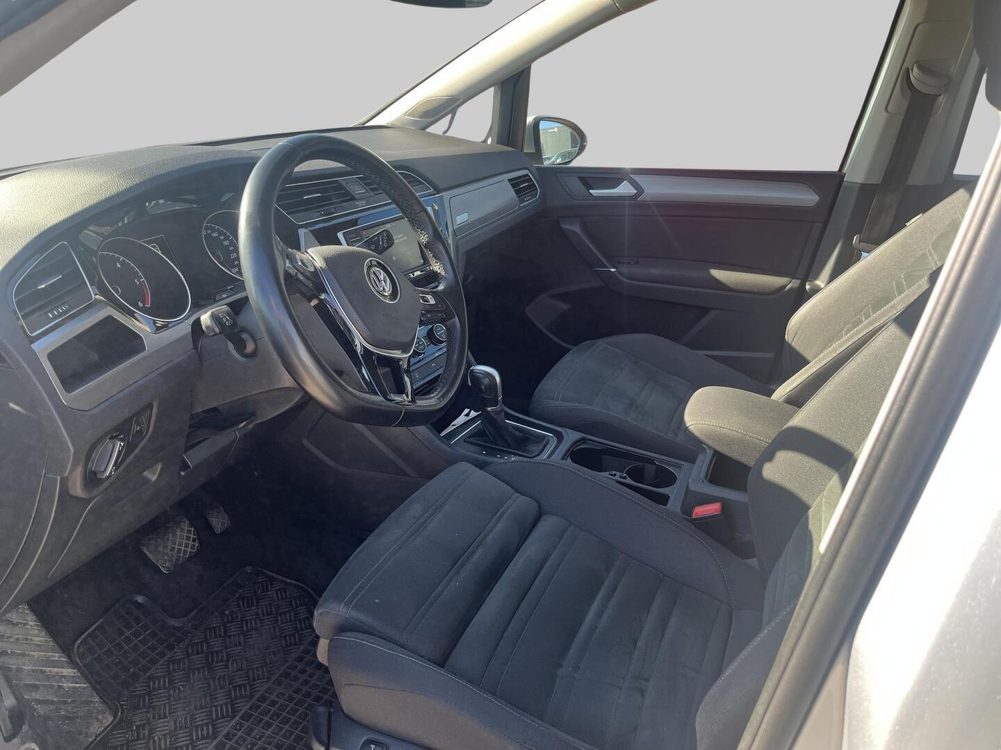 VOLKSWAGEN Touran 2016