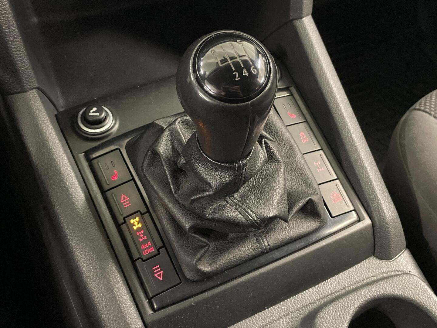 VOLKSWAGEN Amarok 2012