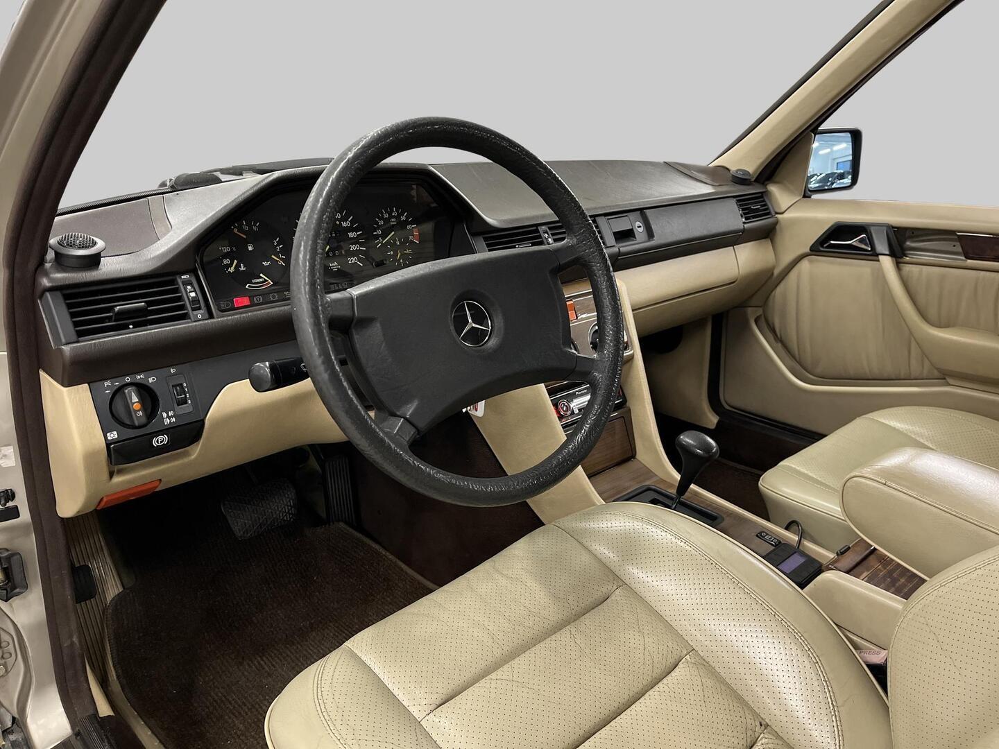 MERCEDES-BENZ E 1989