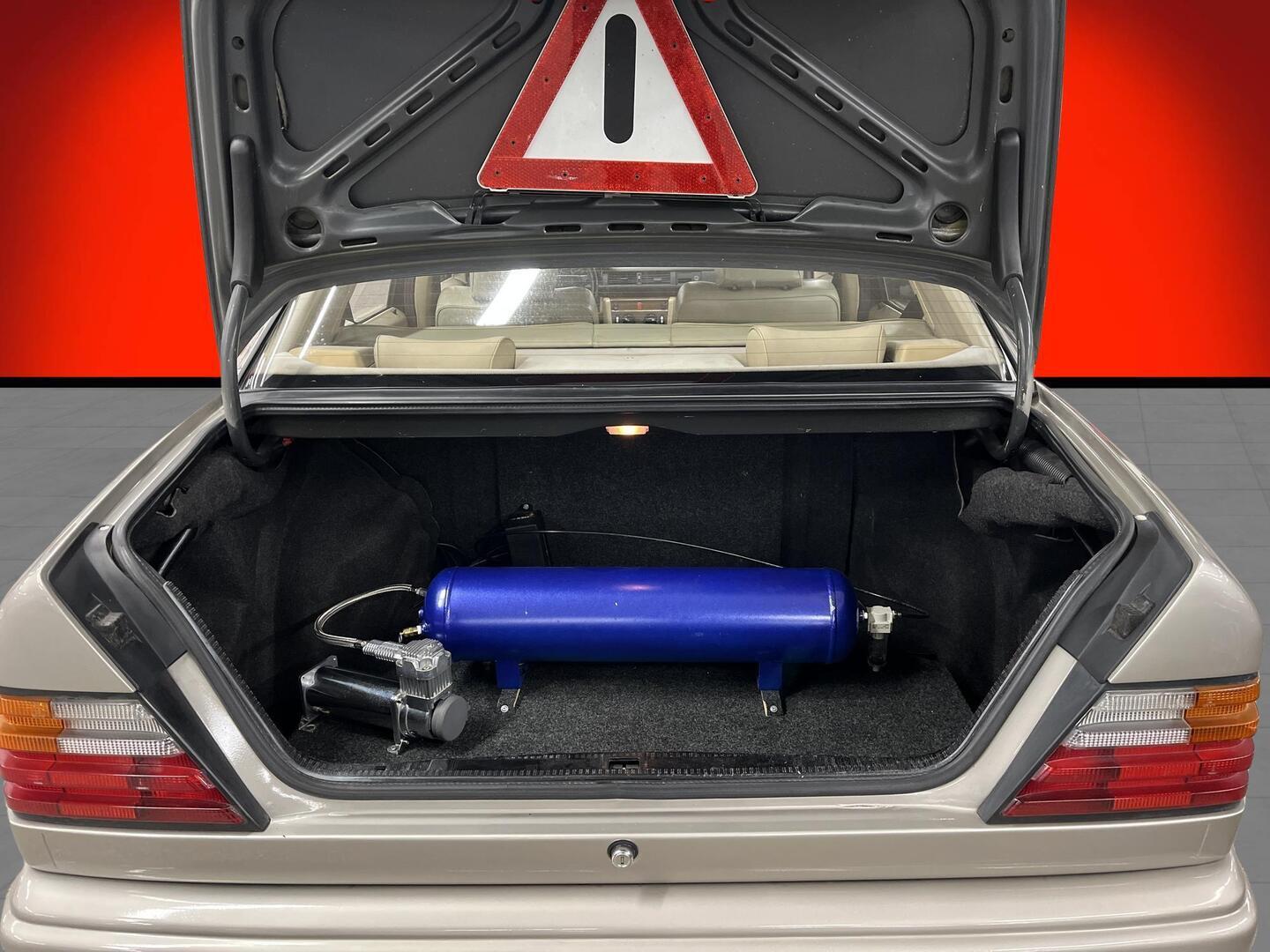 MERCEDES-BENZ E 1989