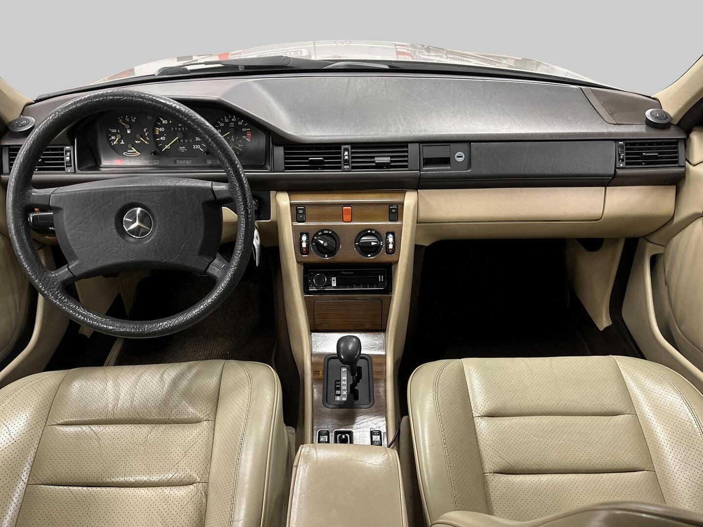 MERCEDES-BENZ E 1989