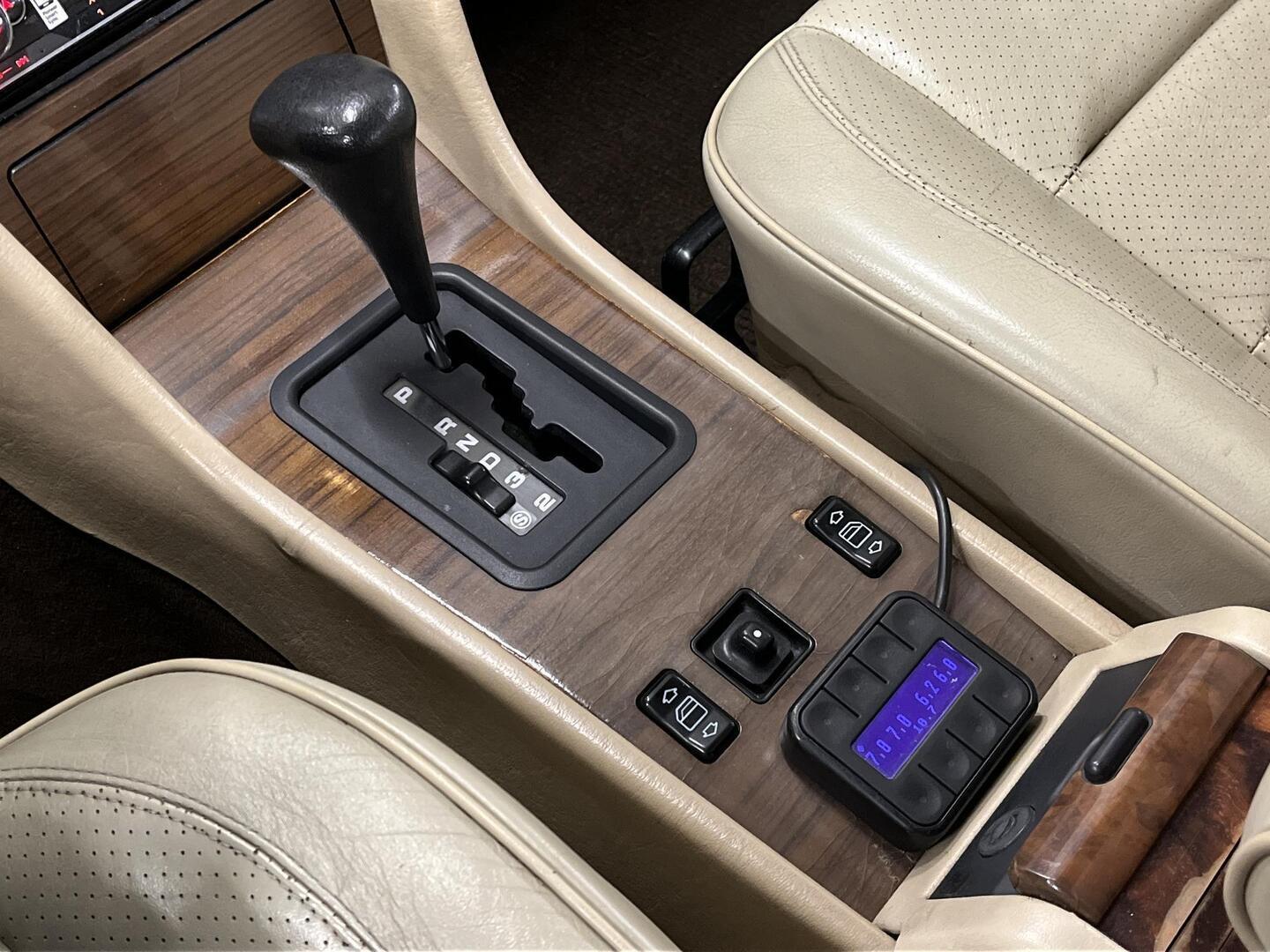 MERCEDES-BENZ E 1989