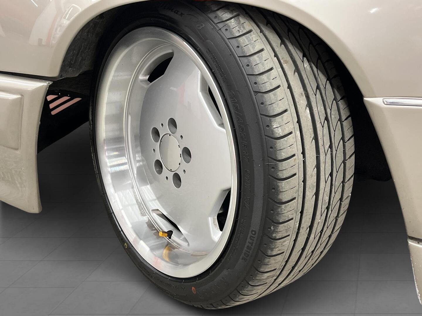 MERCEDES-BENZ E 1989