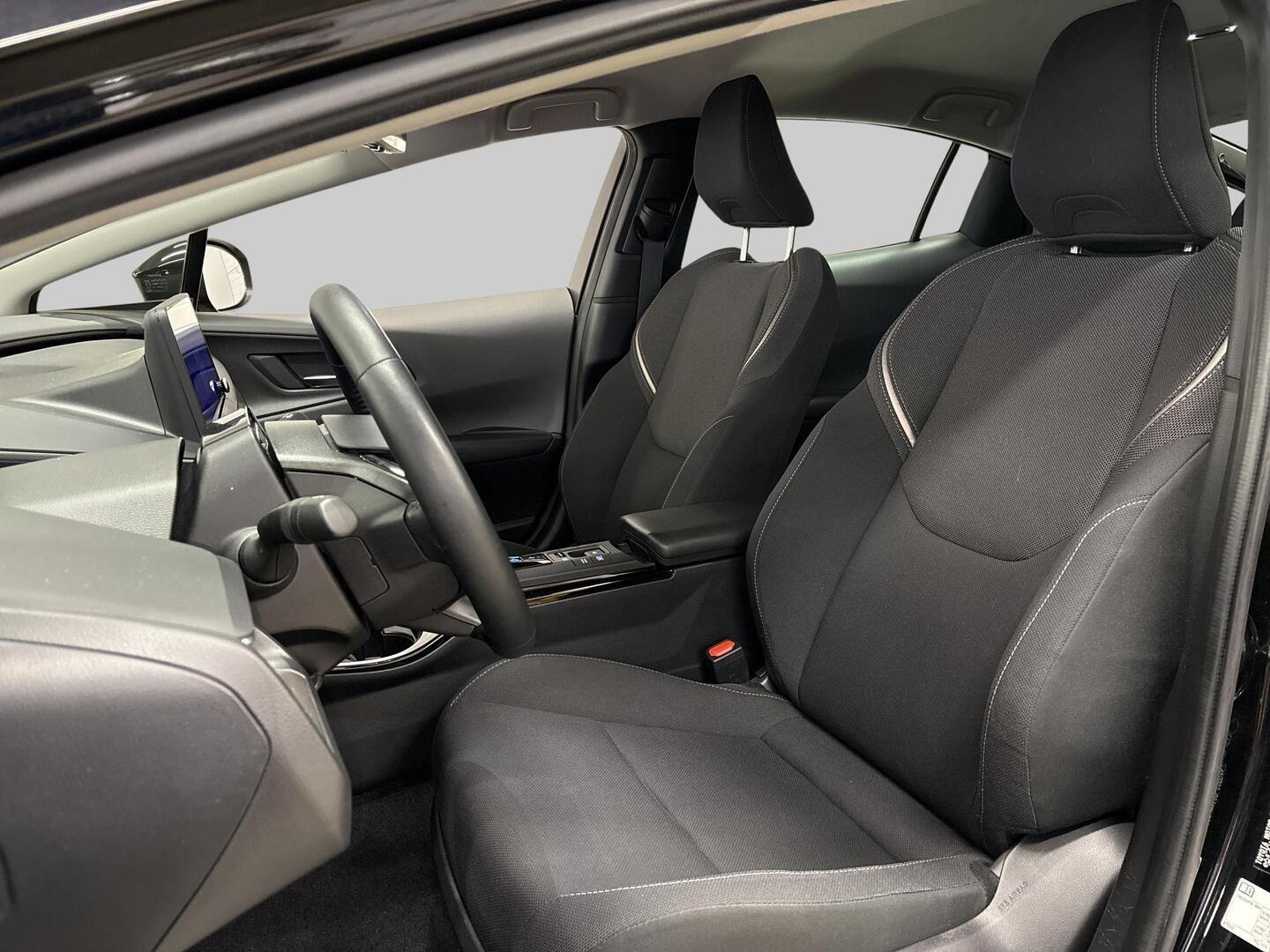 TOYOTA Prius Plug-in 2025