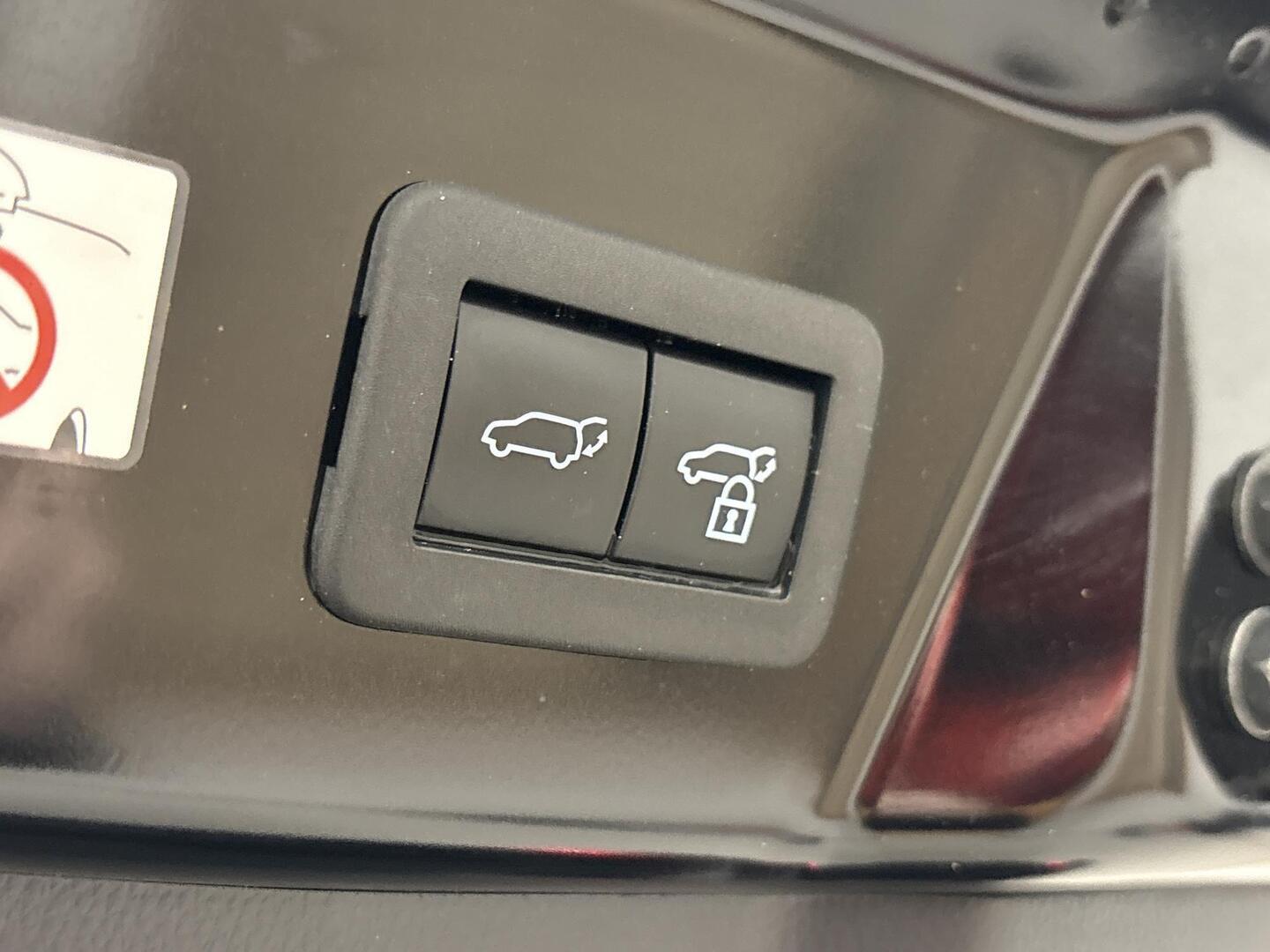 TOYOTA Prius Plug-in 2025