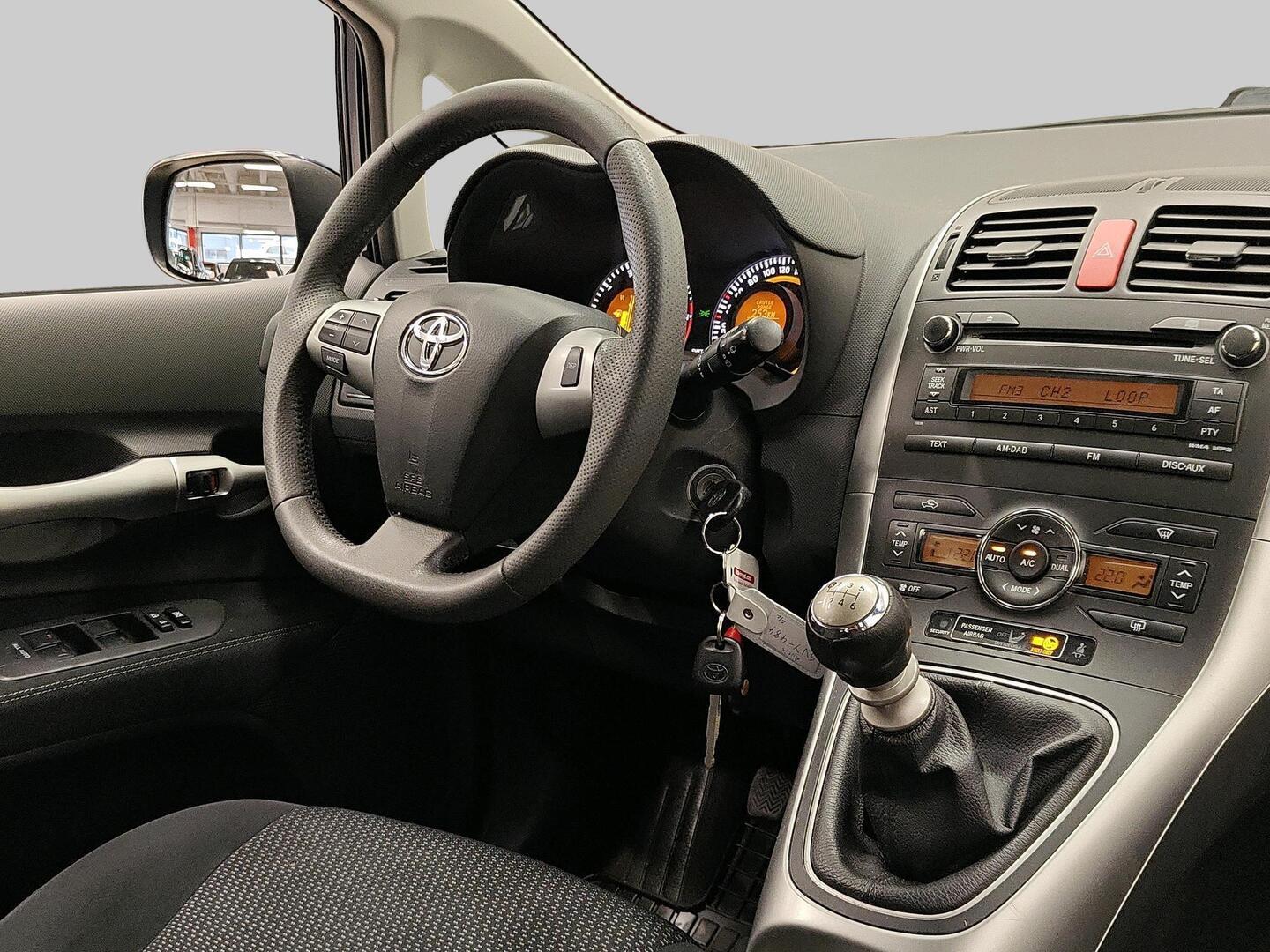 TOYOTA Auris 2010