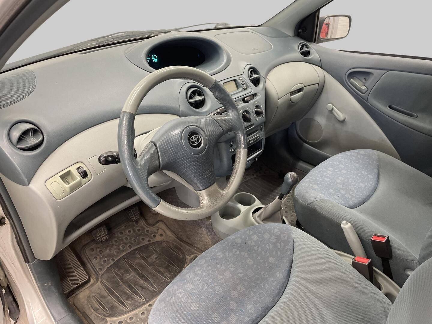 TOYOTA Yaris 2002