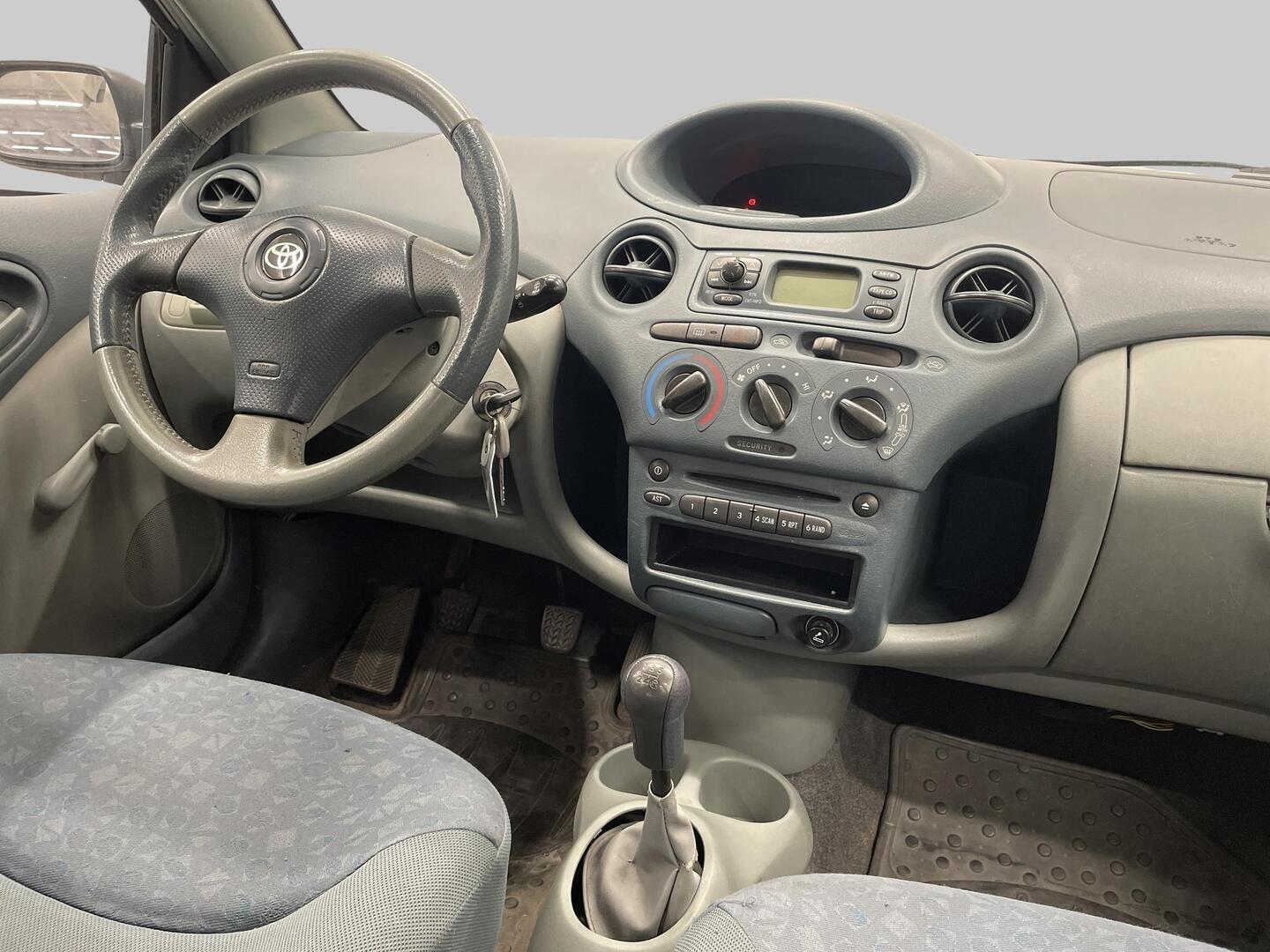 TOYOTA Yaris 2002