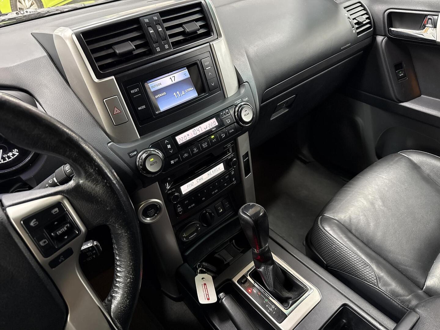TOYOTA Land Cruiser 2011