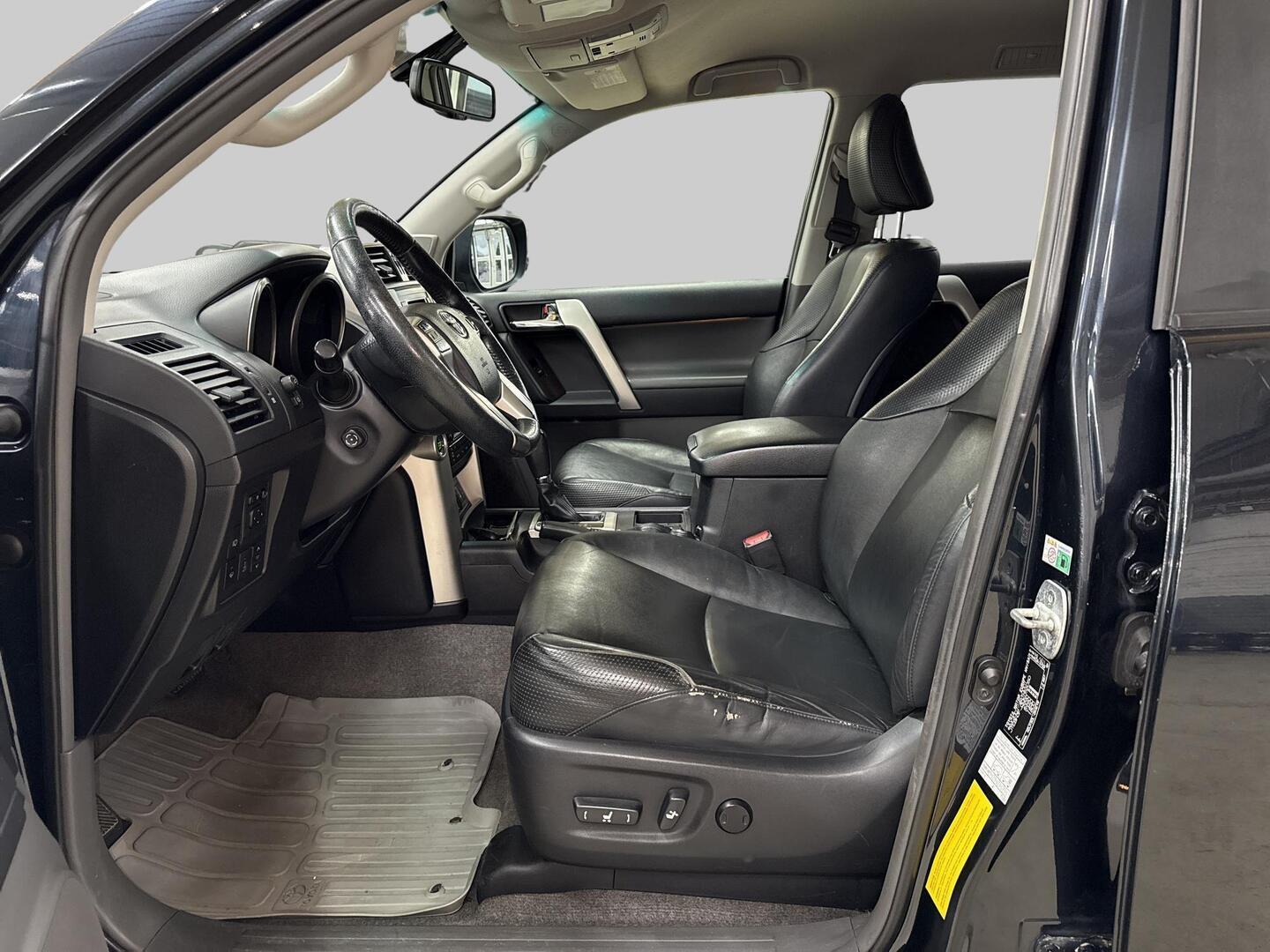 TOYOTA Land Cruiser 2011
