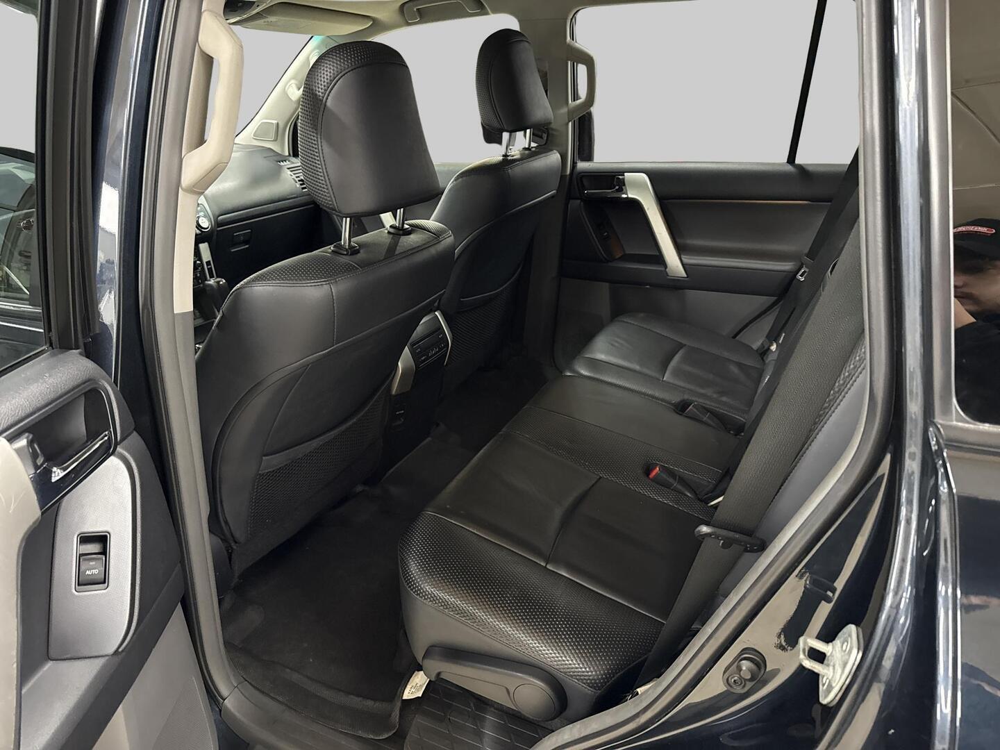 TOYOTA Land Cruiser 2011