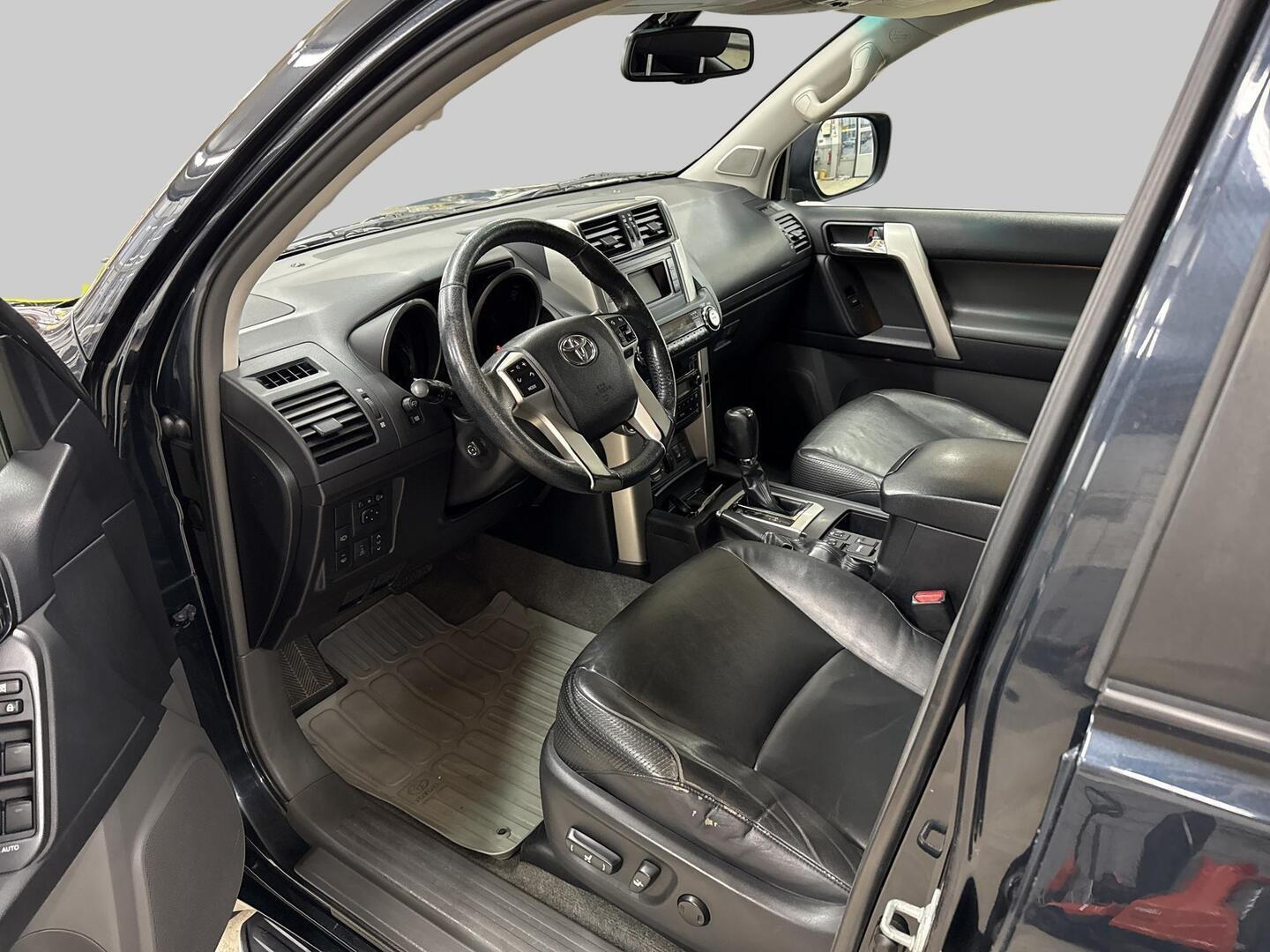 TOYOTA Land Cruiser 2011