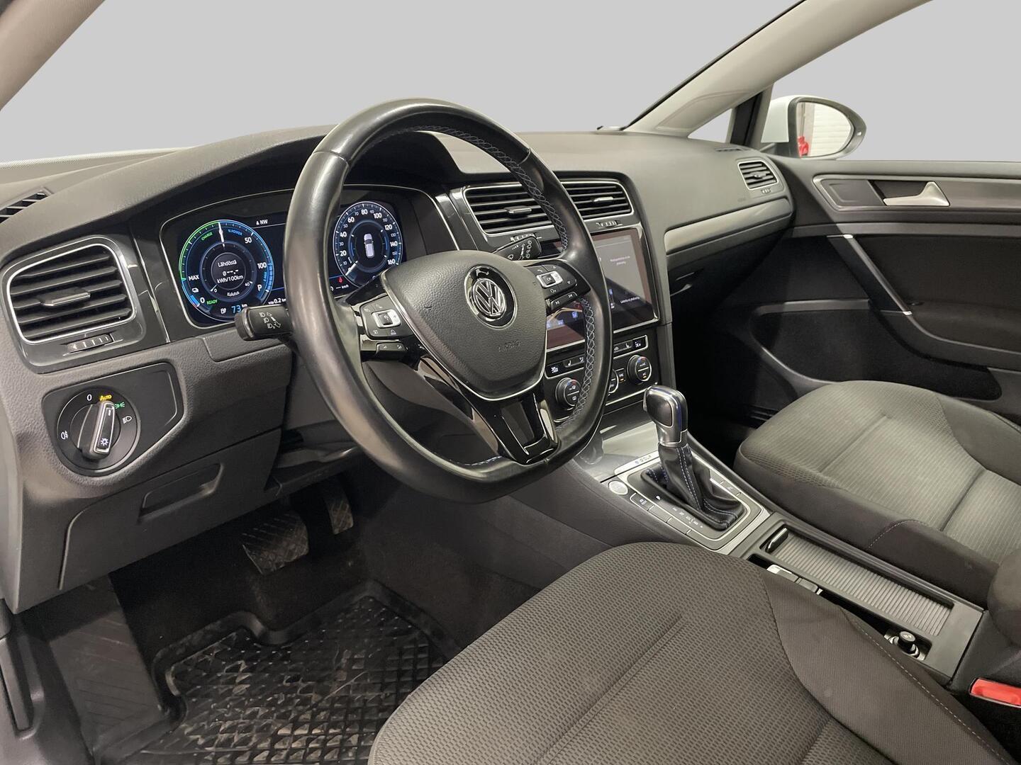 VOLKSWAGEN Golf 2018