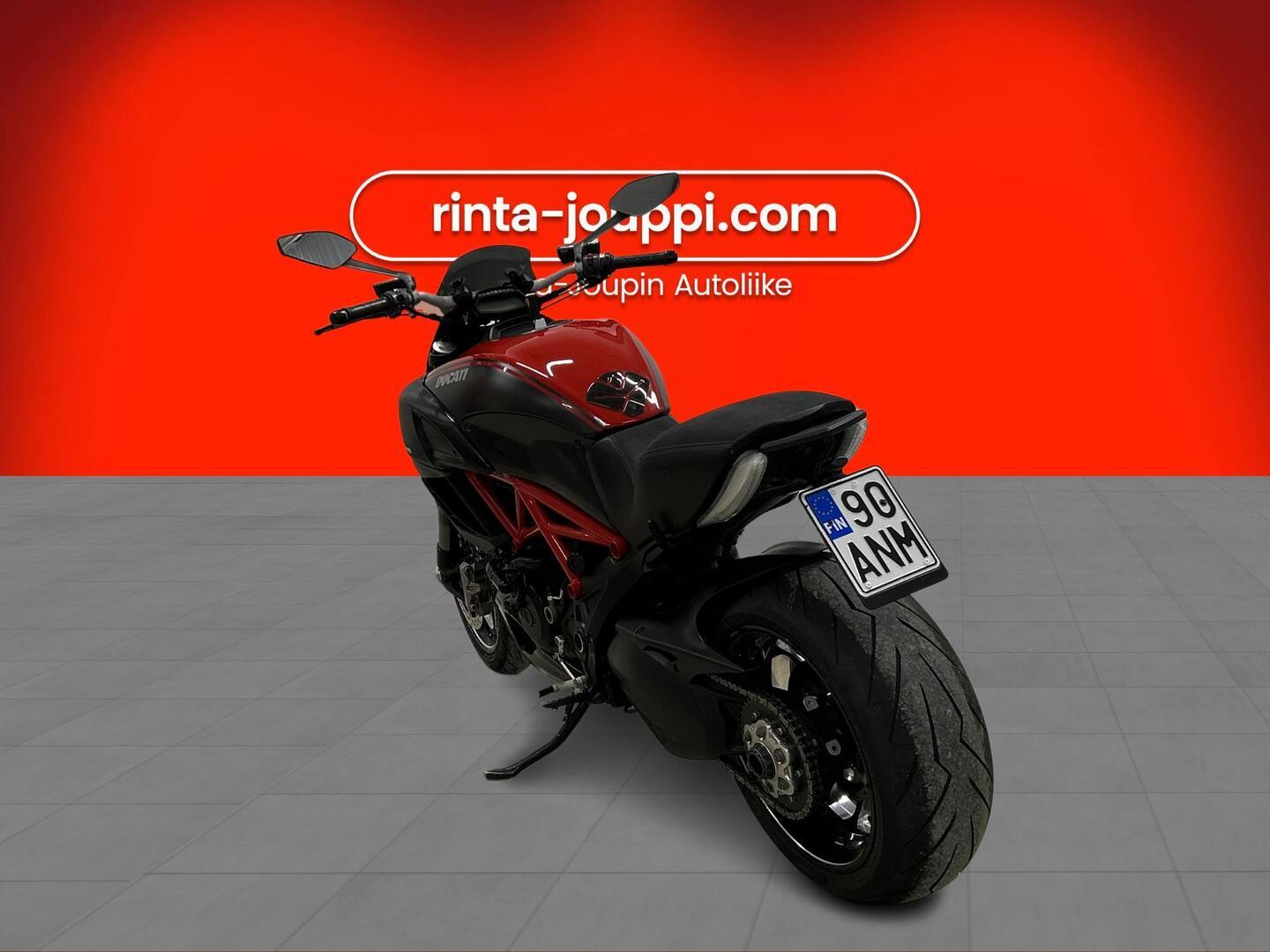 DUCATI DIAVEL 2011