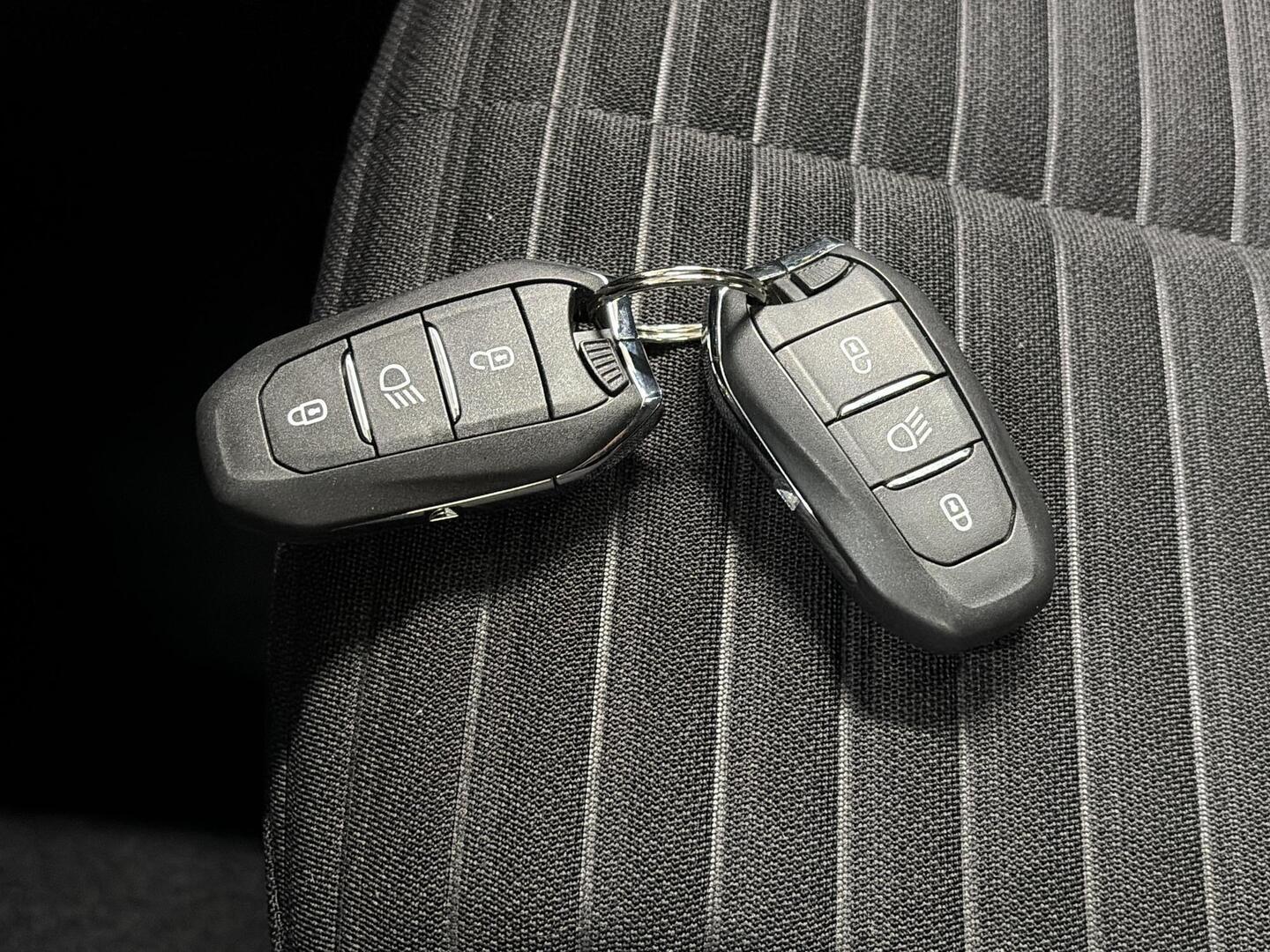 PEUGEOT e-2008 2023
