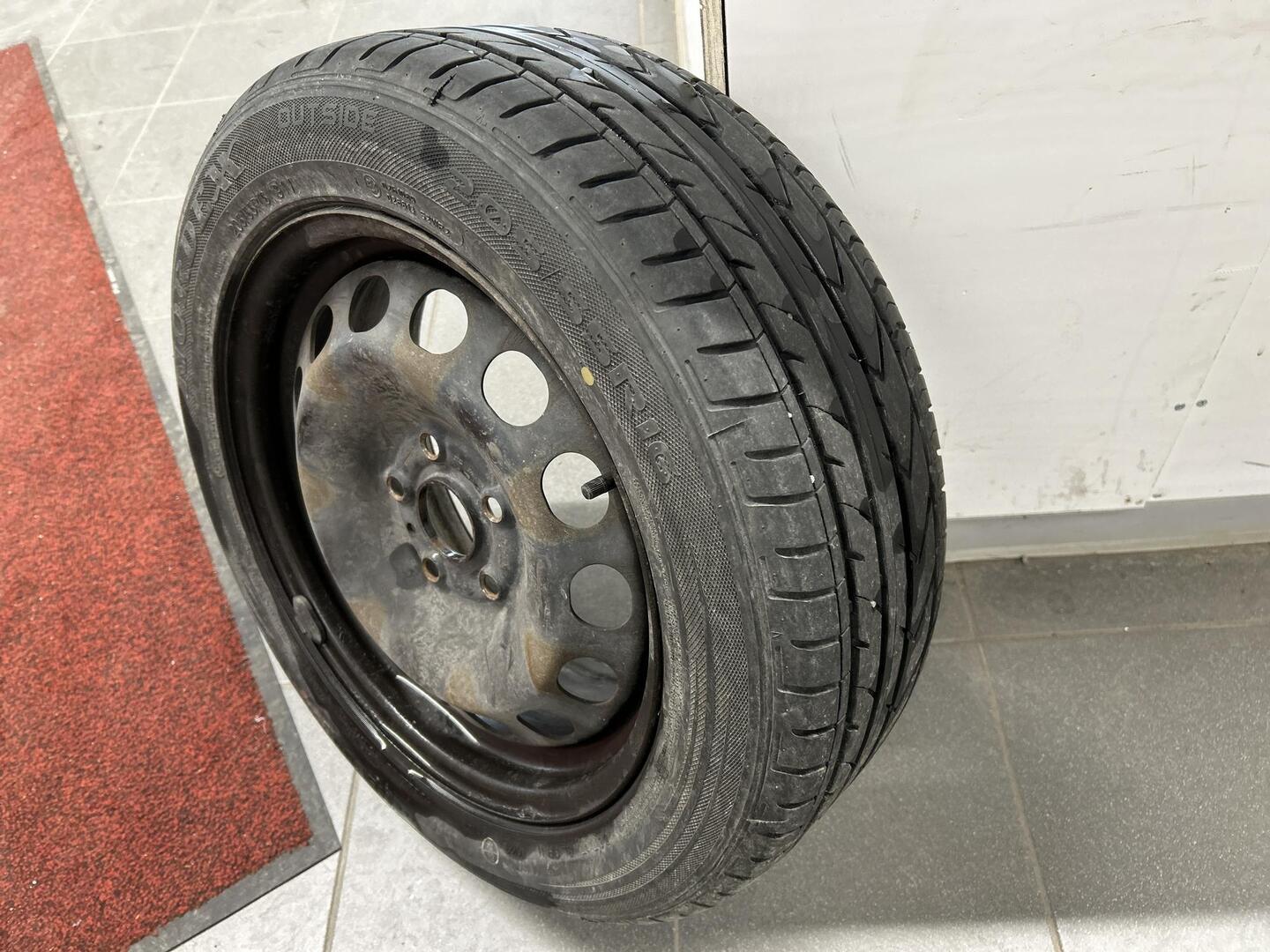 VOLKSWAGEN Touran 2011